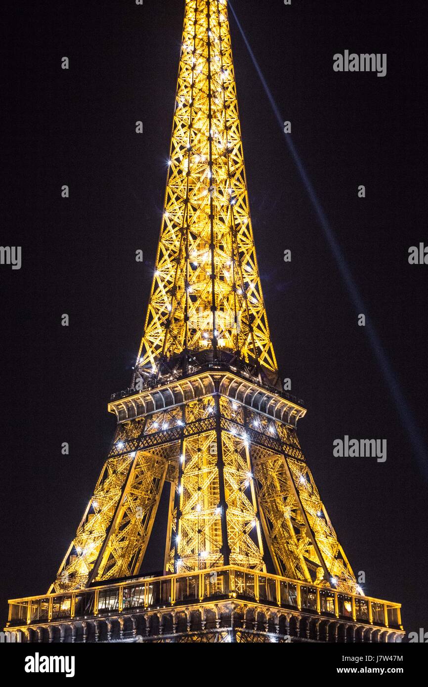 Tour Eiffel la nuit, Paris, France, Europe Banque D'Images