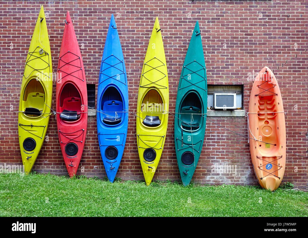 Kayaks affiché à la Haw River Canoe and Kayak Co., Saxapahaw, North Carolina Banque D'Images