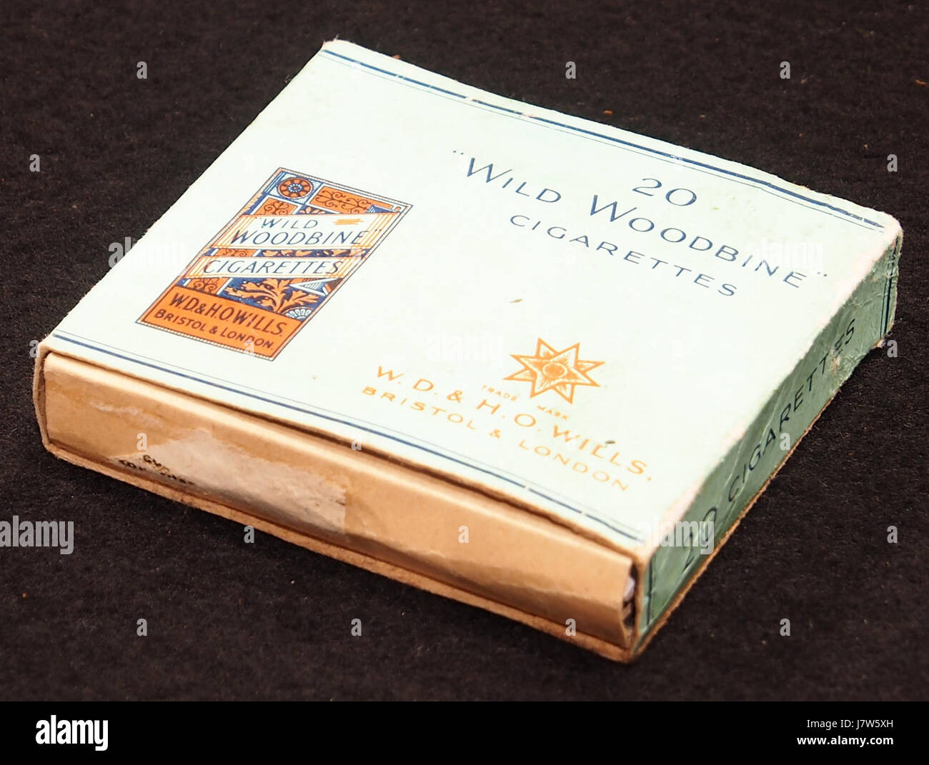 Une image montrant un paquet de cigarettes Wild Woodbine, connues pour leur marque distincte et leur importance historique dans la consommation de tabac. Banque D'Images Une image montrant un paquet de cigarettes Wild Woodbine, connues pour leur marque distincte et leur importance historique dans la consommation de tabac. Banque D'Images
