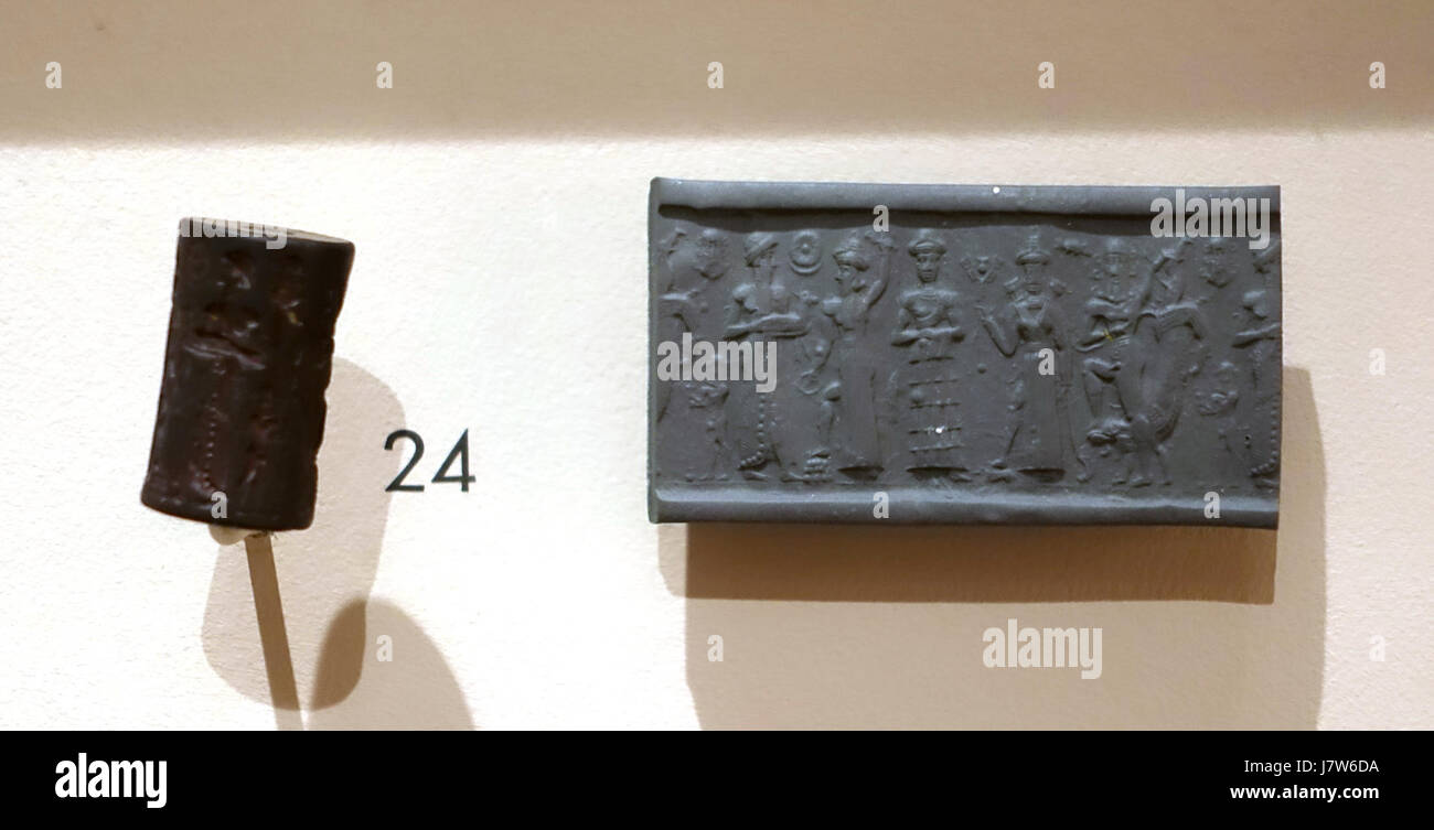 Ce sceau cylindrique, de l'ancienne période babylonienne (c. 2000-1600 av. J.-C.), représente une scène de présentation et de combat. C'est un artefact important de la culture ancienne mésopotamienne, offrant un aperçu de l'art et des pratiques sociétales de la région. Banque D'Images