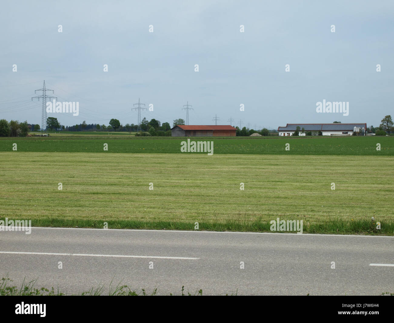 La ligne électrique de 110 kV reliant Oberottmarshausen à Biessenhofen, près de Schlingen, fait partie du réseau électrique régional en Allemagne. Cette ligne à haute tension facilite la transmission de l'énergie électrique sur de longues distances, contribuant ainsi à l'infrastructure énergétique de la région. Banque D'Images