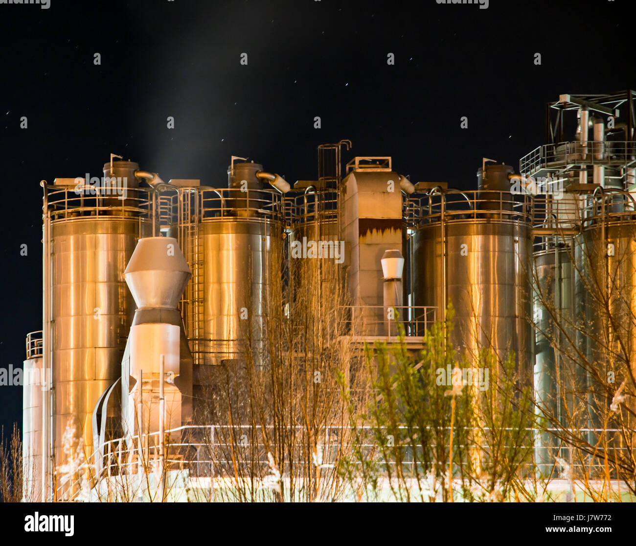 Allumé en réservoirs de stockage d'une usine chimique dans la nuit Banque D'Images