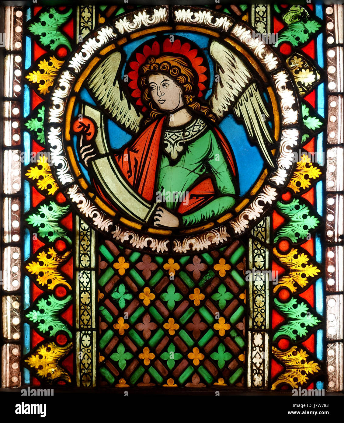 Cette œuvre de vitrail, 'Angel with banderole', créée par l'école rhénane entre 1230 et 1250 après JC, est conservée au Musée du Cinquantenaire à Bruxelles, en Belgique. Banque D'Images Cette œuvre de vitrail, 'Angel with banderole', créée par l'école rhénane entre 1230 et 1250 après JC, est conservée au Musée du Cinquantenaire à Bruxelles, en Belgique. Banque D'Images