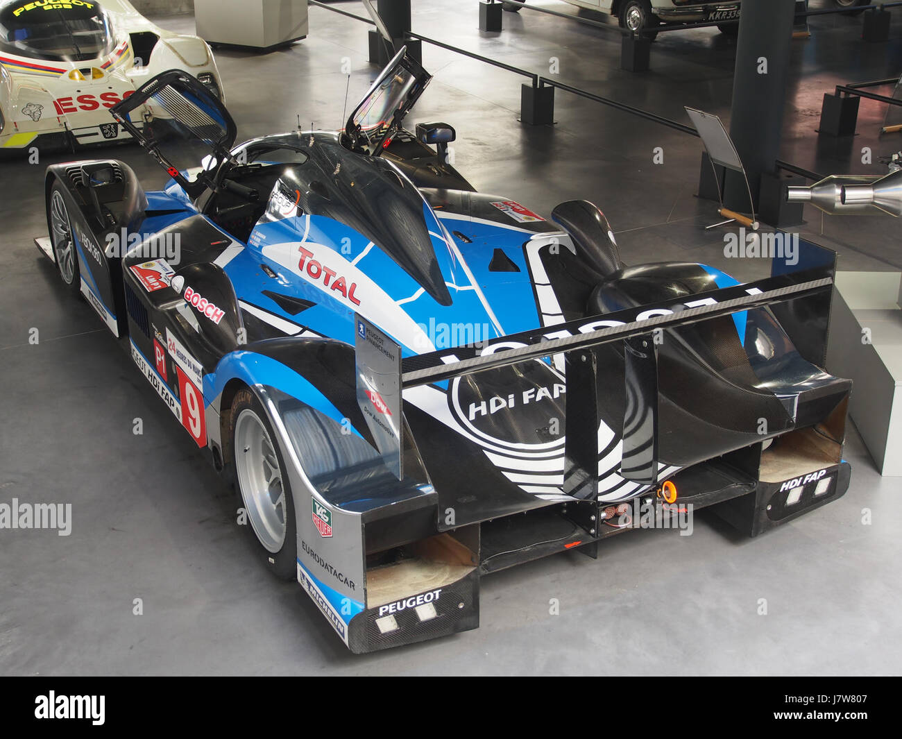 La Peugeot 908 2009 était une voiture de course conçue pour les épreuves d'endurance. La photo capture le design élégant et l'ingénierie de la voiture, connue pour ses performances aux 24 heures du Mans. Banque D'Images