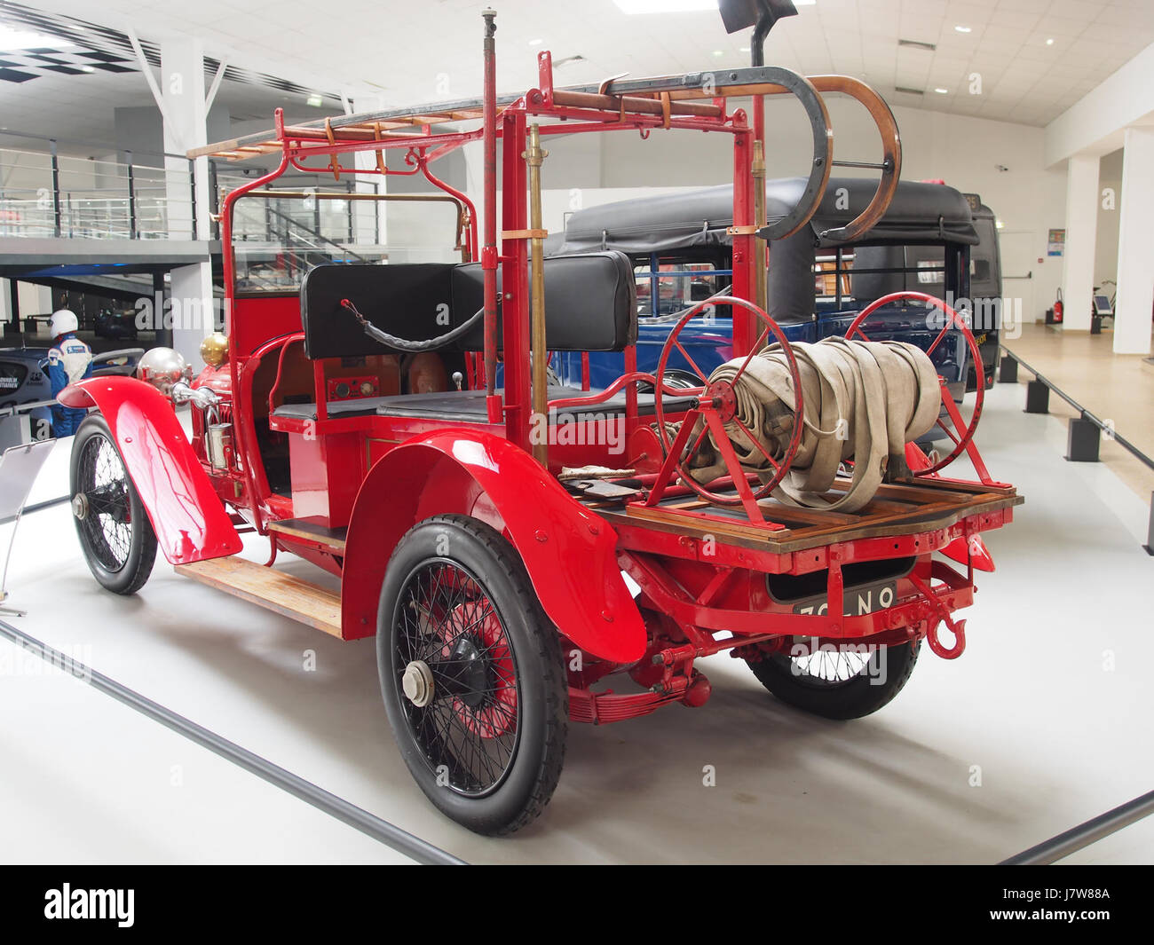 Cette photographie montre une Peugeot type 153 de 1919, un modèle de camion de pompiers connu sous le nom de voiture incendie. Il met en lumière l'ingénierie française du début du XXe siècle et la technologie de lutte contre l'incendie avec son design et sa fonctionnalité distinctifs. Banque D'Images