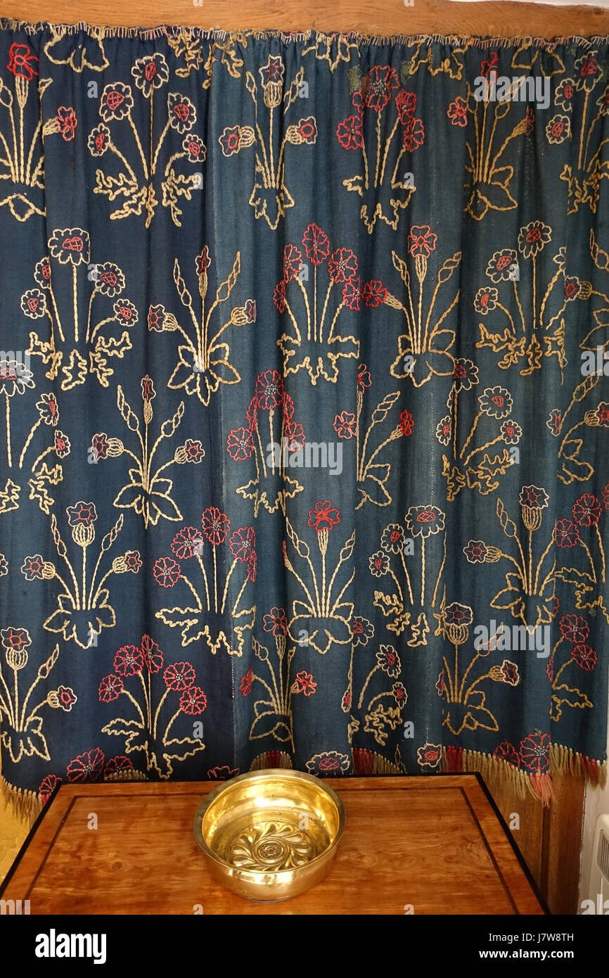 Cette conception de 1860 par William Morris pour Red House présente des tentures murales complexes en Marguerite, travaillées en laine couchée sur laine serge par William et Jane Morris. Il représente le mouvement Arts and Crafts et reflète l'engagement de Morris envers l'artisanat et les designs naturels. L'œuvre fait partie de la collection Kelmscott Manor dans l'Oxfordshire, en Angleterre, un site important dans l'histoire du textile britannique Banque D'Images