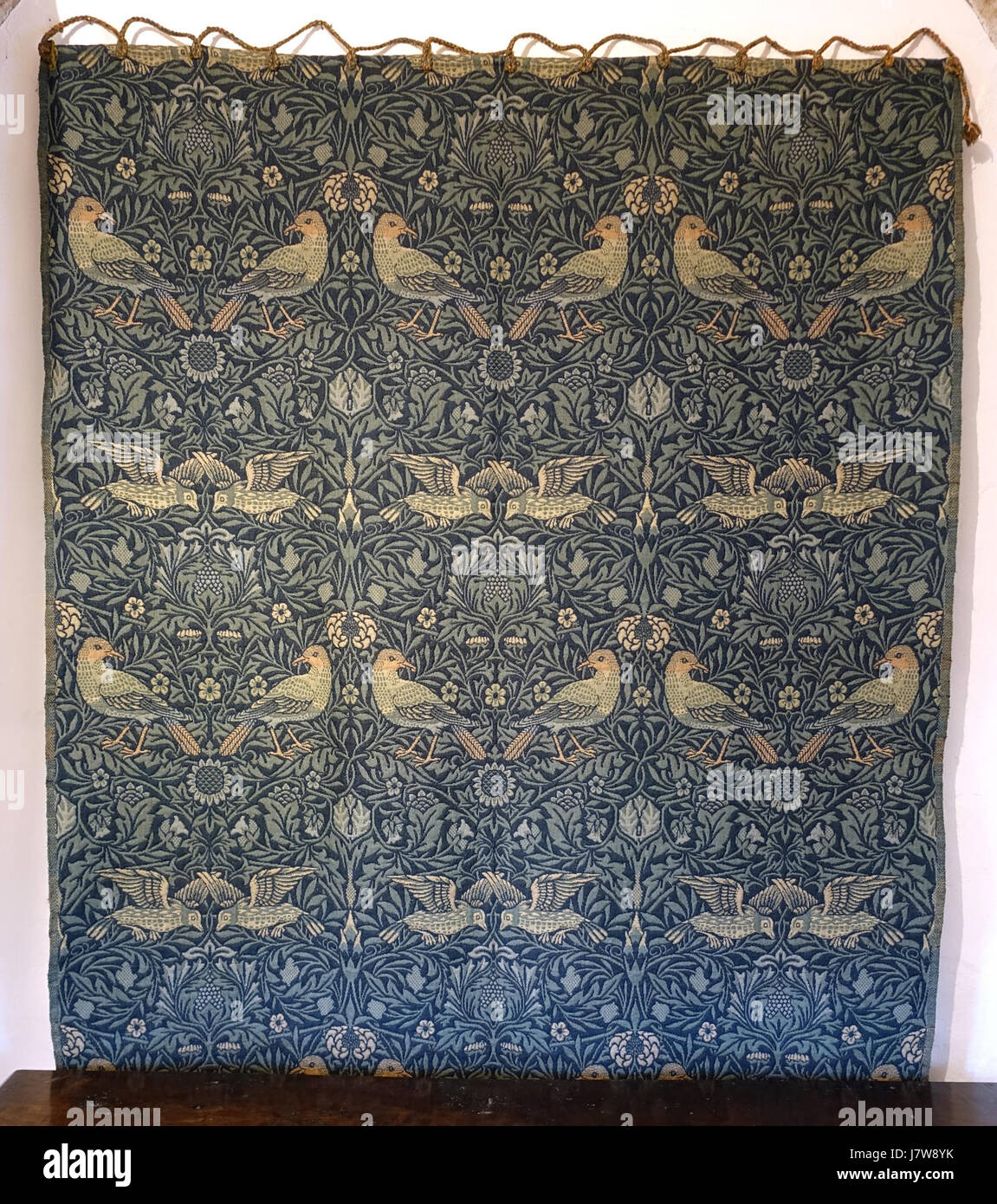 Oiseau, conçu par William Morris, c. 1875, tissus de laine tissu double Kelmscott Manor Oxfordshire, Angleterre DSC00118 Banque D'Images