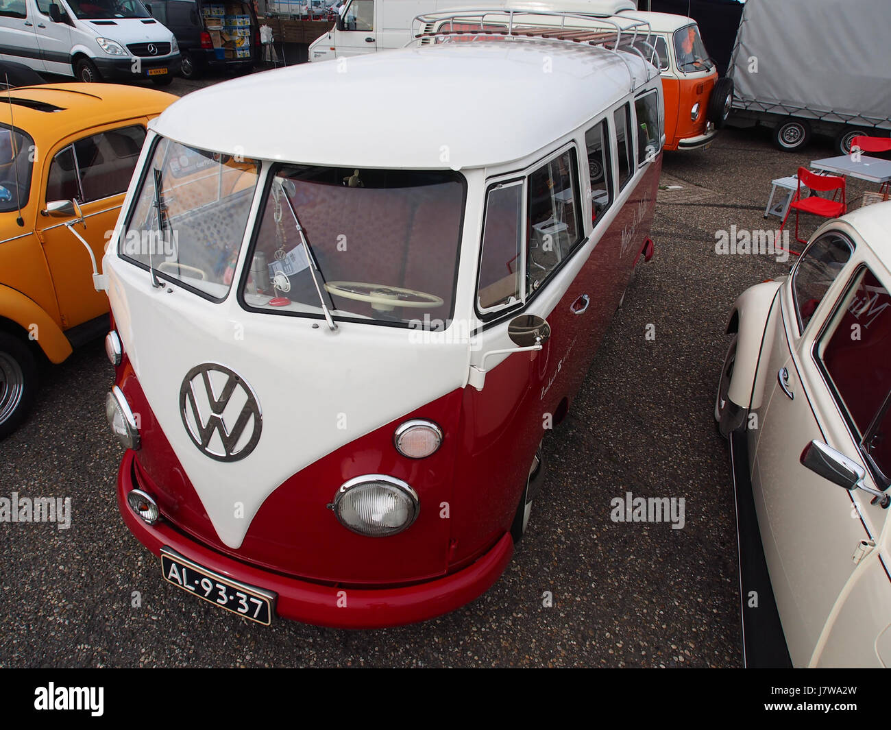 Le Volkswagen type 23 bus 1965, communément appelé Microbus, est un véhicule emblématique reconnu pour son design distinctif et son utilité. Il faisait partie de la série Volkswagen transporter et est devenu un symbole de la contre-culture des années 1960. Le bus dispose d'un intérieur spacieux et a été utilisé à diverses fins, y compris le transport et les activités de loisirs. Banque D'Images