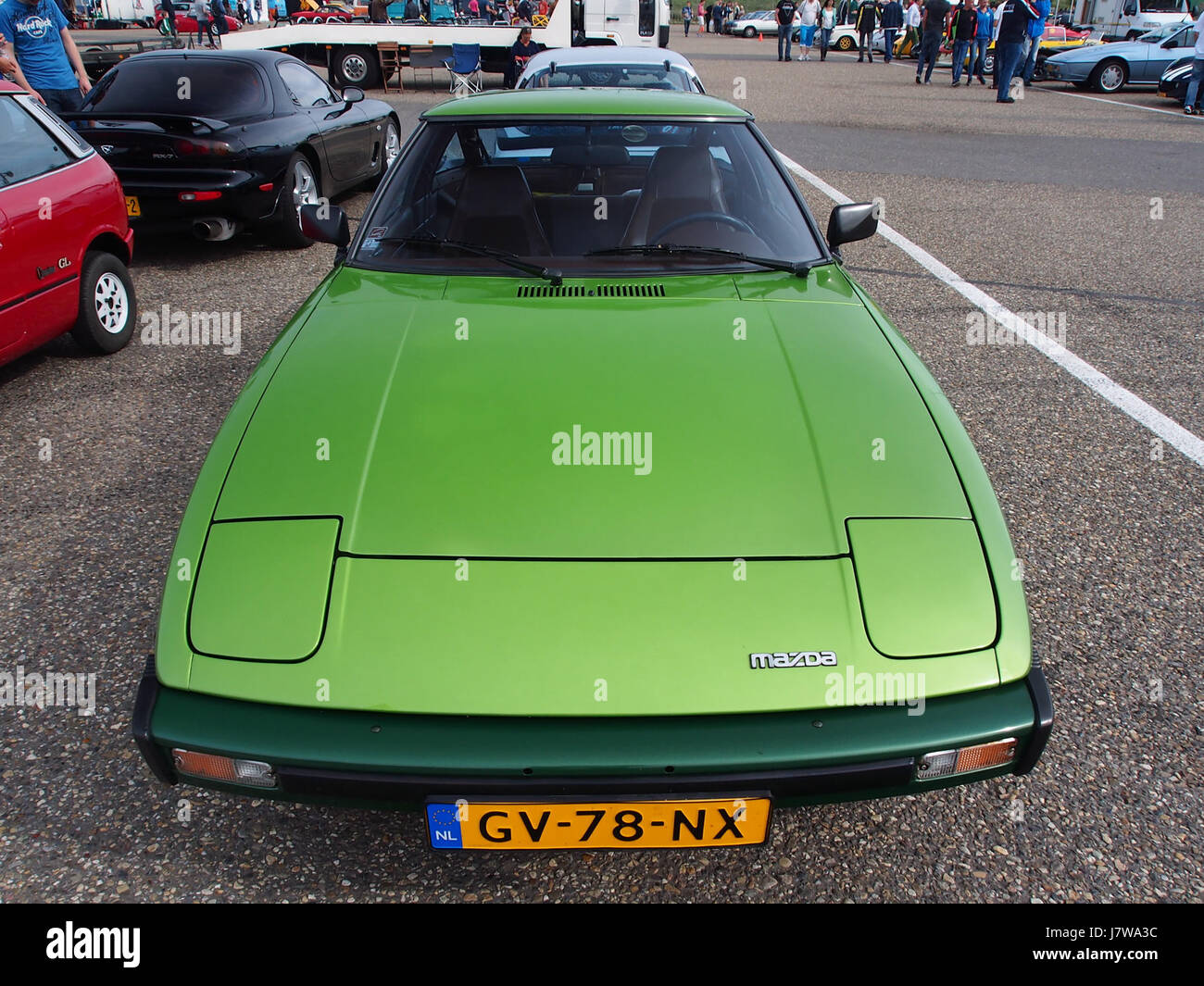 Le titre fait référence à une Mazda RX-7 1981 portant le numéro de plaque d'immatriculation GV 78 NX. Ce modèle est une voiture de sport bien connue, et l'image référencée est la quatrième d'une série. Banque D'Images