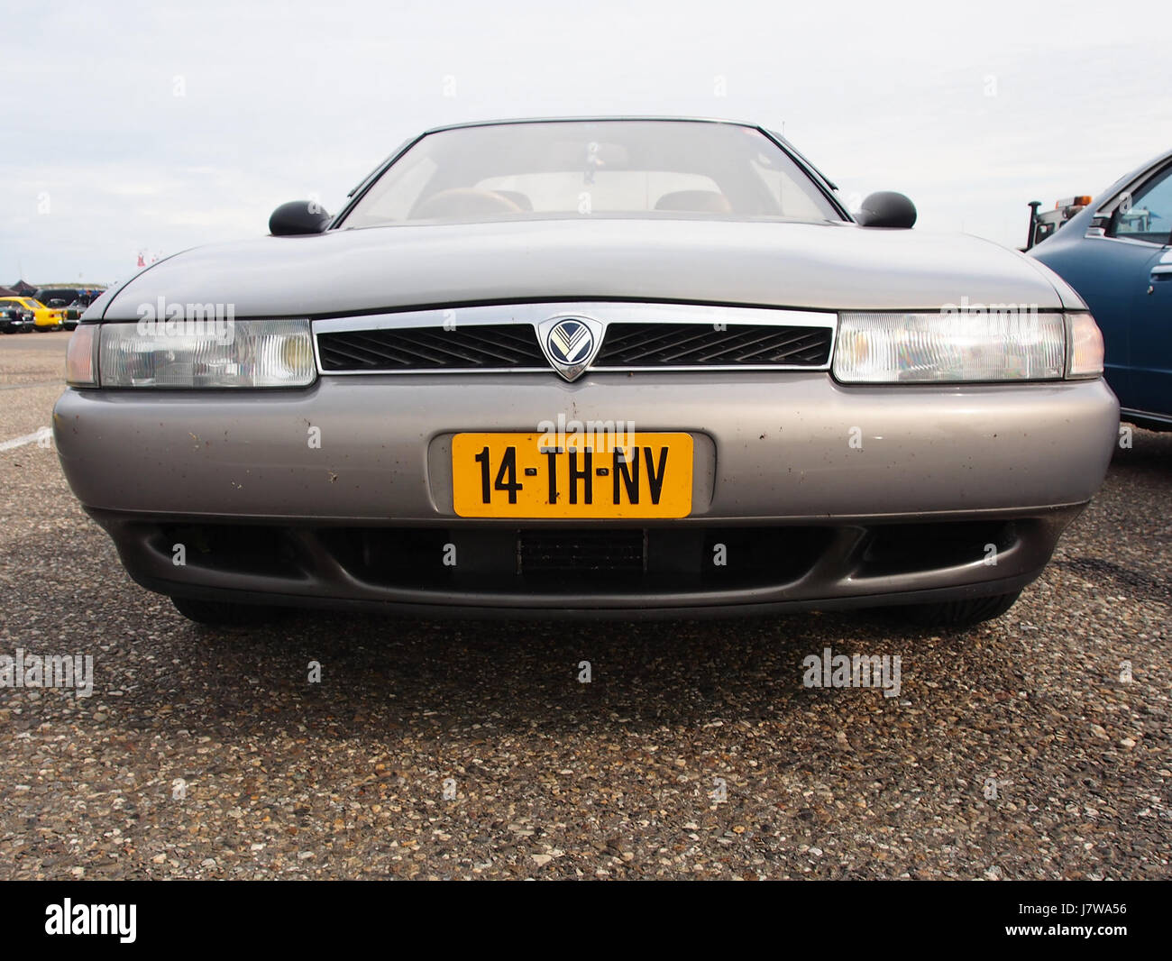 L'Eunos Cosmo 1990, une voiture de sport japonaise, est montrée dans cette image, mettant en évidence son design et ses caractéristiques, avec une licence de 14 TH NV, marquant un modèle de voiture spécifique à la période de la fin du 20ème siècle. Banque D'Images
