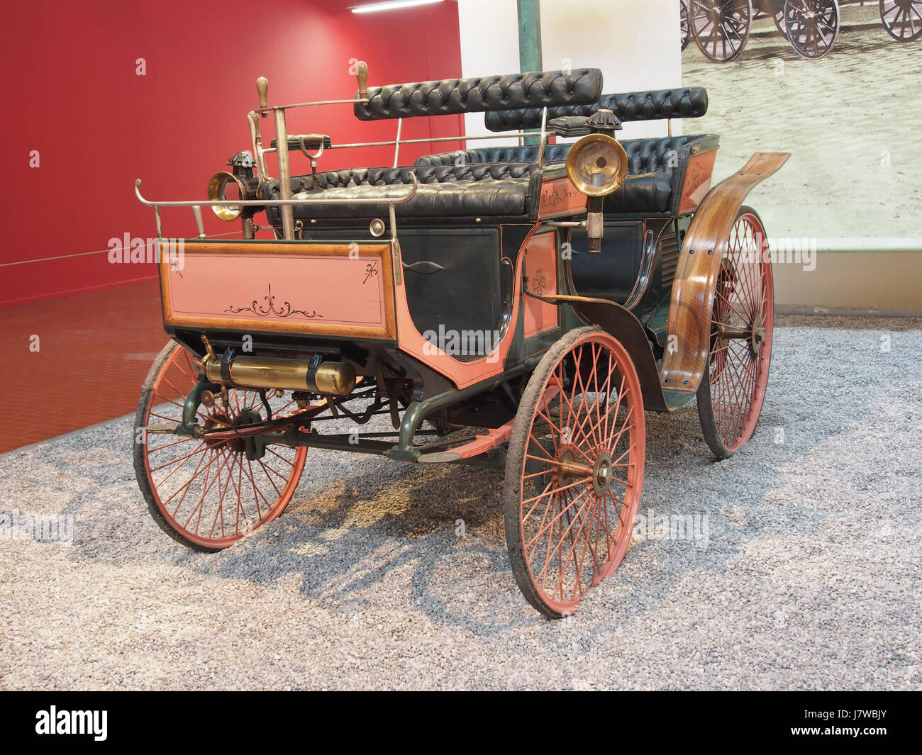 Voici une image d'une Peugeot Phaetonnet type 8 de 1893, équipée d'un moteur 2 cylindres de 3 CH, d'une cylindrée de 1282 cm3 et d'une vitesse de pointe de 20km/h. La photo met en évidence le design et les fonctionnalités du vehicle’s. Banque D'Images