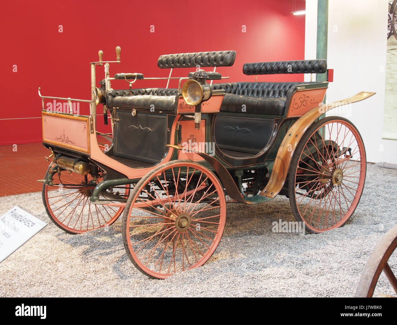 La Peugeot Phaetonnet type 8 de 1893 est une automobile classique équipée d'un moteur 2 cylindres, de 3 chevaux et d'une cylindrée de 1282 cm³. Capable d'atteindre des vitesses de 20 km/h, ce modèle primitif s'inscrit dans les efforts pionniers de Peugeot dans la construction automobile au tournant du XXe siècle. Banque D'Images