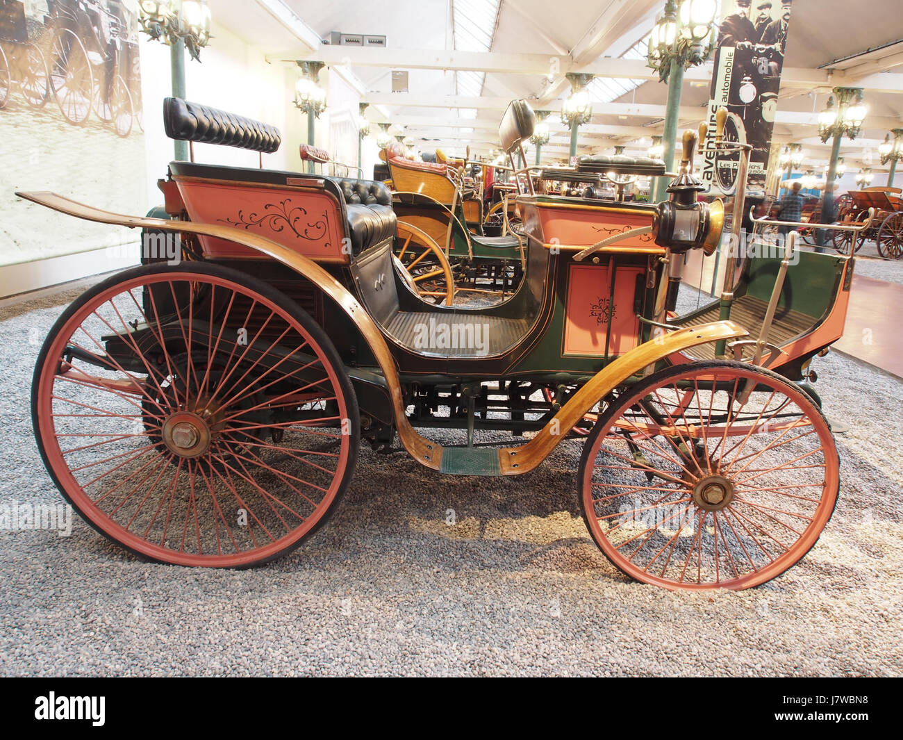 La Peugeot Phaetonnet type 8 de 1893 est un modèle automobile historique doté d'un moteur à deux cylindres de 3 chevaux. Ce véhicule, qui fait partie des premières productions automobiles de Peugeot’, a été conçu pour des vitesses modestes et représente la première phase de l'histoire de l'automobile, offrant un aperçu des premières étapes de l'ingénierie et de la conception. Banque D'Images