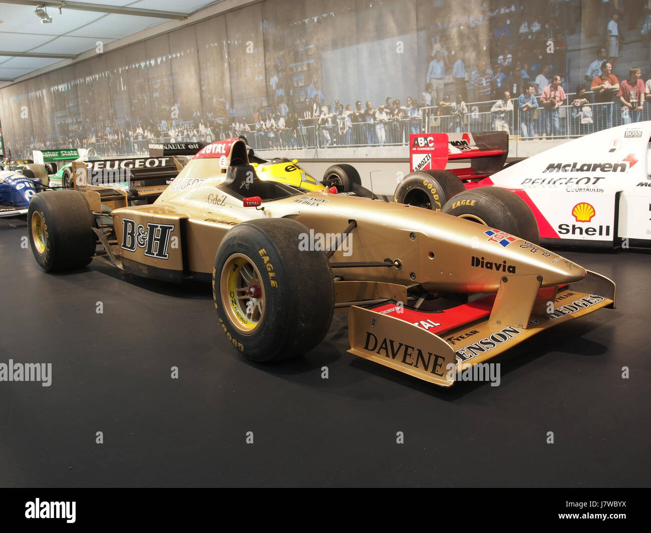 Pilotée par Rubens Barrichello, la Jordan Peugeot Formula 1 1995 est une machine de course performante avec un moteur 10 cylindres, 600 chevaux et une vitesse de pointe de 330 km/h, marquant sa place dans l'histoire du sport automobile. Banque D'Images