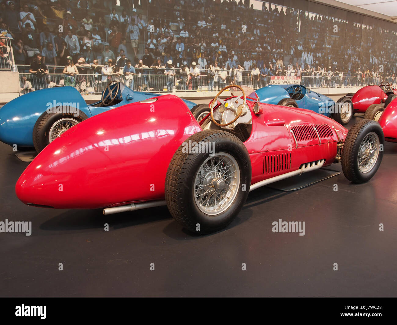Voici une photographie de la Ferrari F2 212 1950, une voiture de course classique équipée d'un moteur 12 cylindres, d'une cylindrée de 2562 cmÂ³, produisant 200 chevaux, avec une vitesse de pointe de 230 km/h. Il fait partie de l'héritage historique de Ferrari en matière de course. Banque D'Images