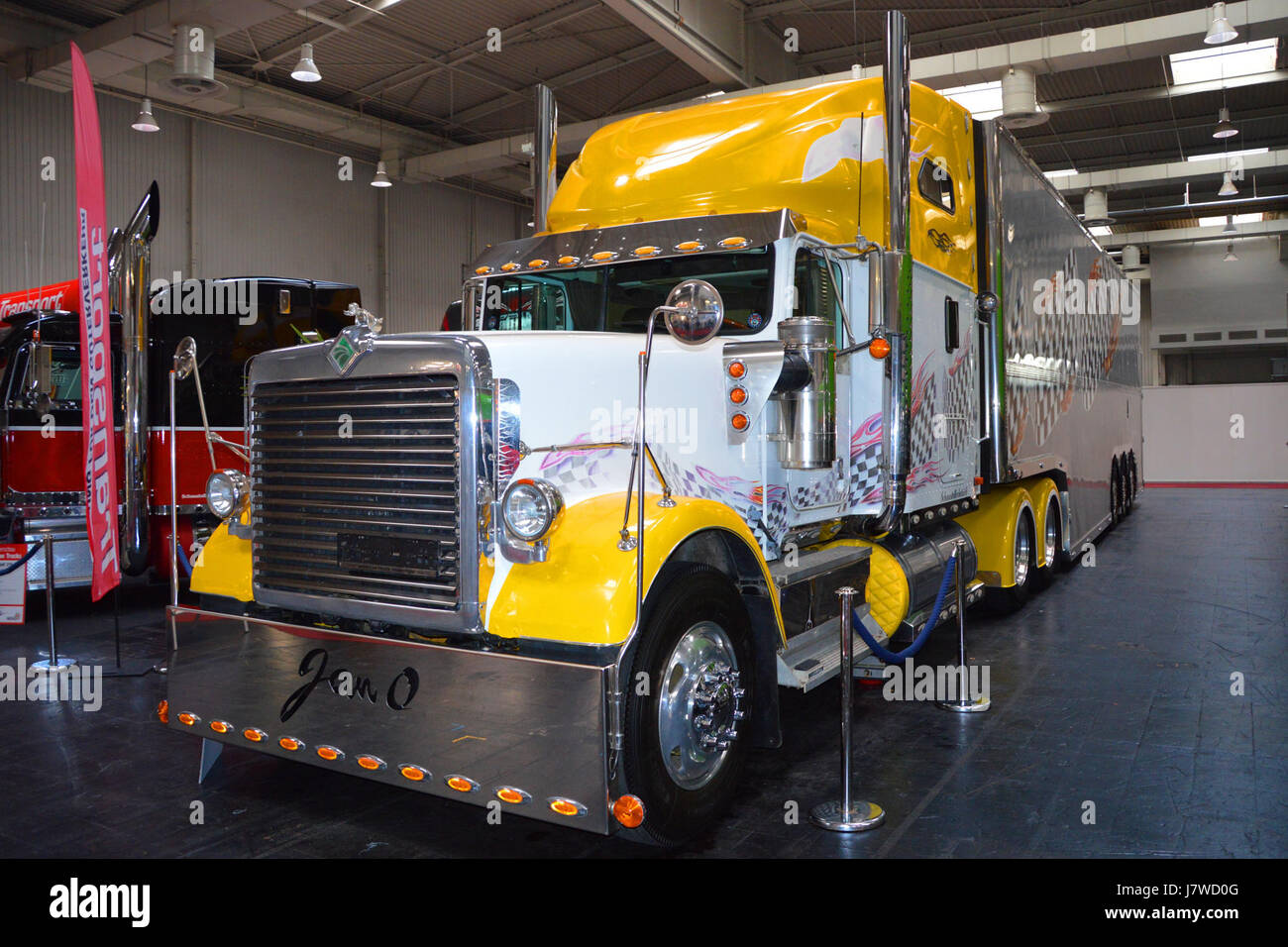 La semi-remorque International 9300 Eagle de 1999, représentée sur cette image, représente un élément clé de l'histoire du transport américain, connu pour sa durabilité et son efficacité dans le transport longue distance à la fin du XXe siècle. Banque D'Images