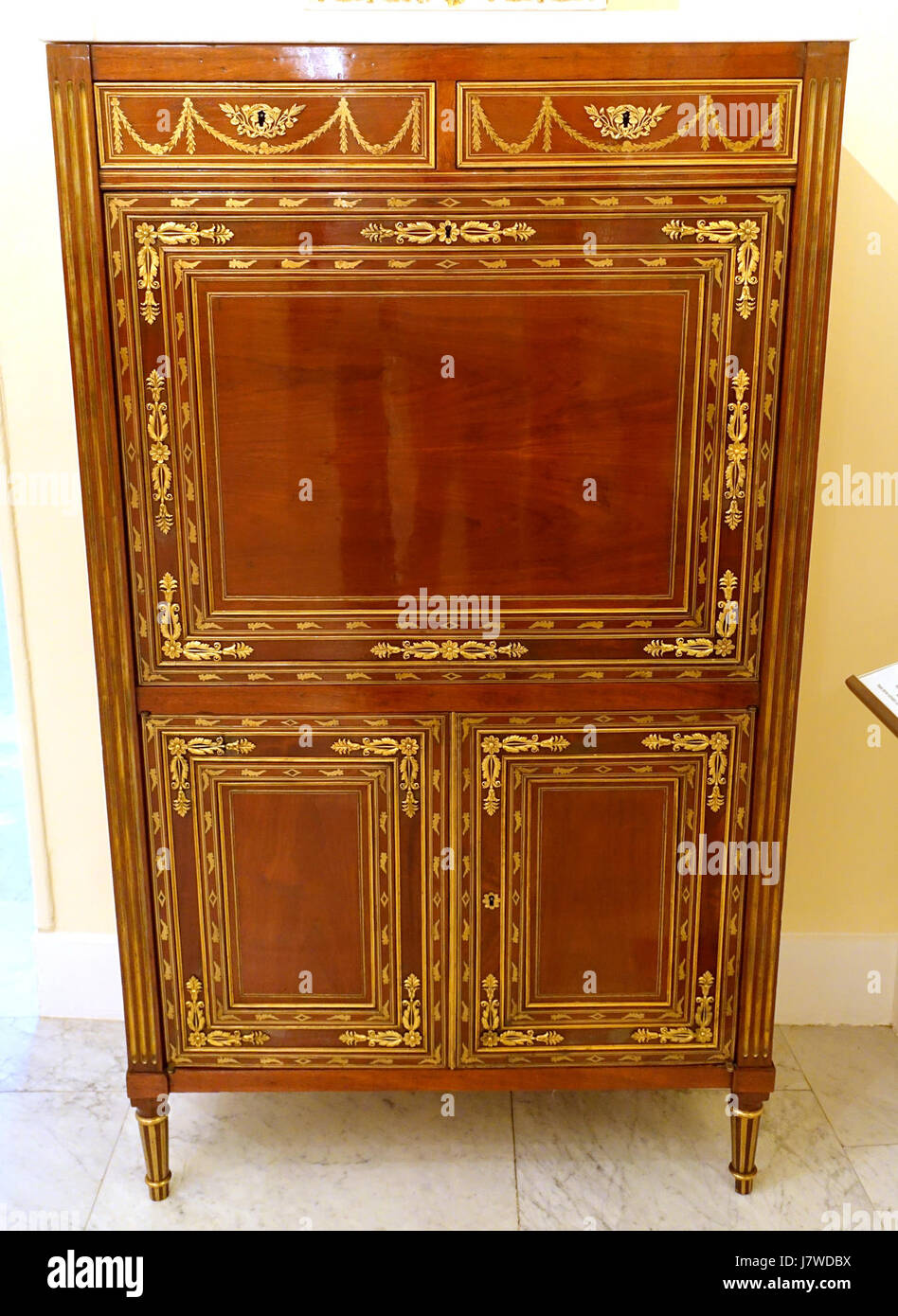 Le cabinet du Museo Nacional de Artes Decorativas, Madrid, est un exemple d'artisanat décoratif, mettant probablement en valeur le design espagnol ou européen d'une période historique. La pièce reflète le travail raffiné typique de telles collections. Banque D'Images