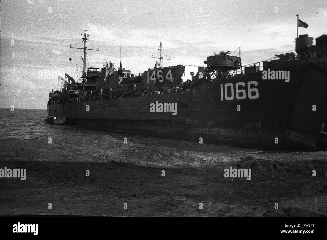 '1066 sur la plage' fait référence à la célèbre bataille de Hastings en 1066, qui a eu lieu près de la côte anglaise. La bataille, cruciale dans l'histoire anglaise, a vu la défaite du roi Harold II par Guillaume le Conquérant, marquant le début de la domination normande en Angleterre. Banque D'Images