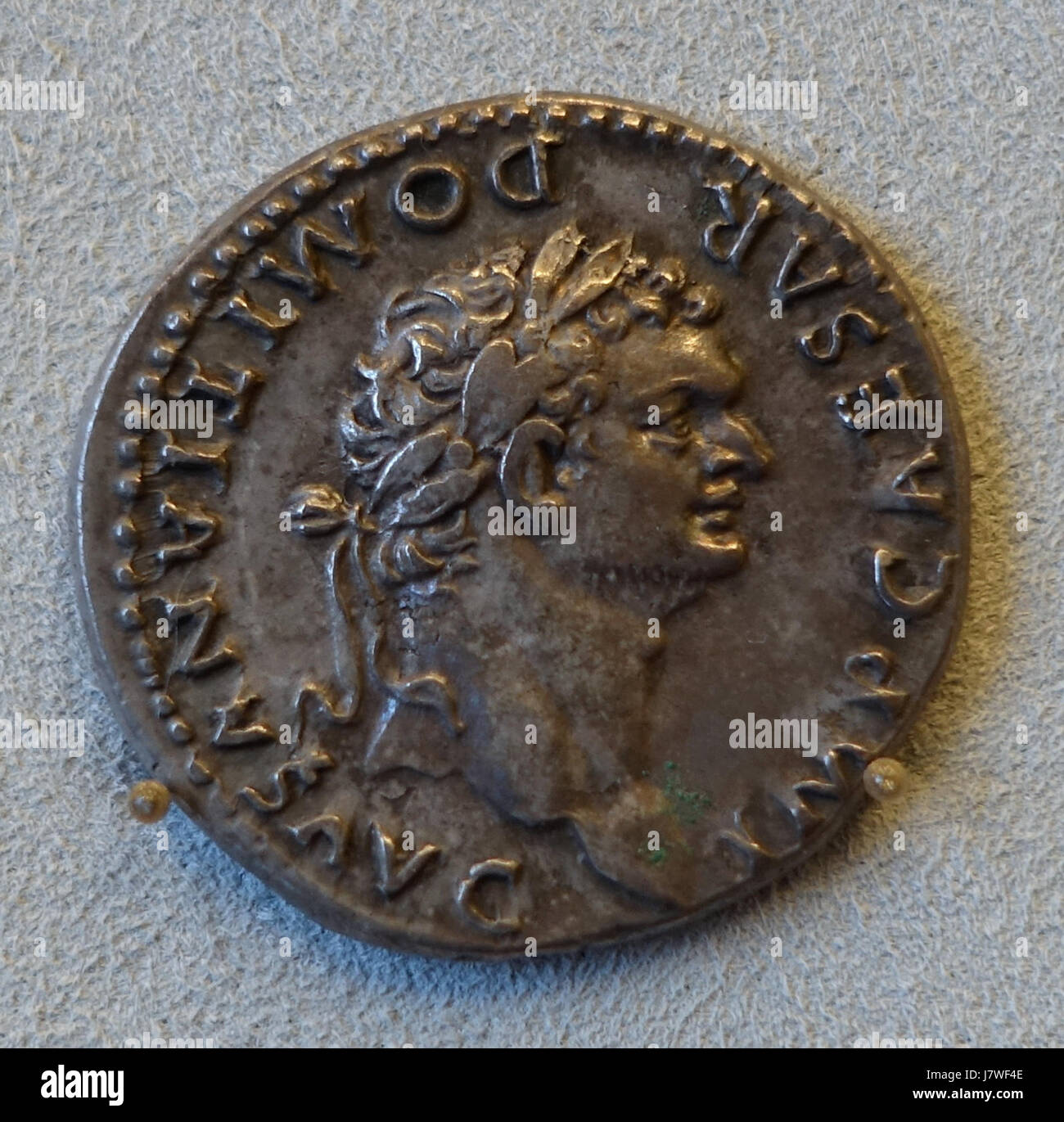Une pièce de Cistophorus représentant l'empereur Domitianus, peut-être frappée à Rome vers 82 après JC. La pièce comporte une image détaillée de l'empereur sur un côté et divers éléments symboliques sur le revers, caractéristiques du numismatique de l'époque Banque D'Images Une pièce de Cistophorus représentant l'empereur Domitianus, peut-être frappée à Rome vers 82 après JC. La pièce comporte une image détaillée de l'empereur sur un côté et divers éléments symboliques sur le revers, caractéristiques du numismatique de l'époque Banque D'Images