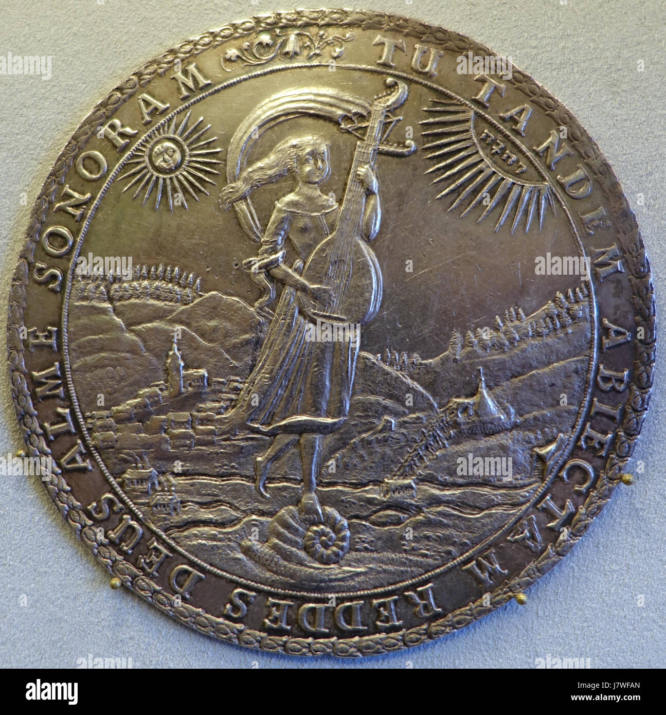 Cette pièce, un triple thaler frappé en 1685, provient des villes de Braunschweig et Luneburg, mettant en valeur la conception de la monnaie européenne. Banque D'Images