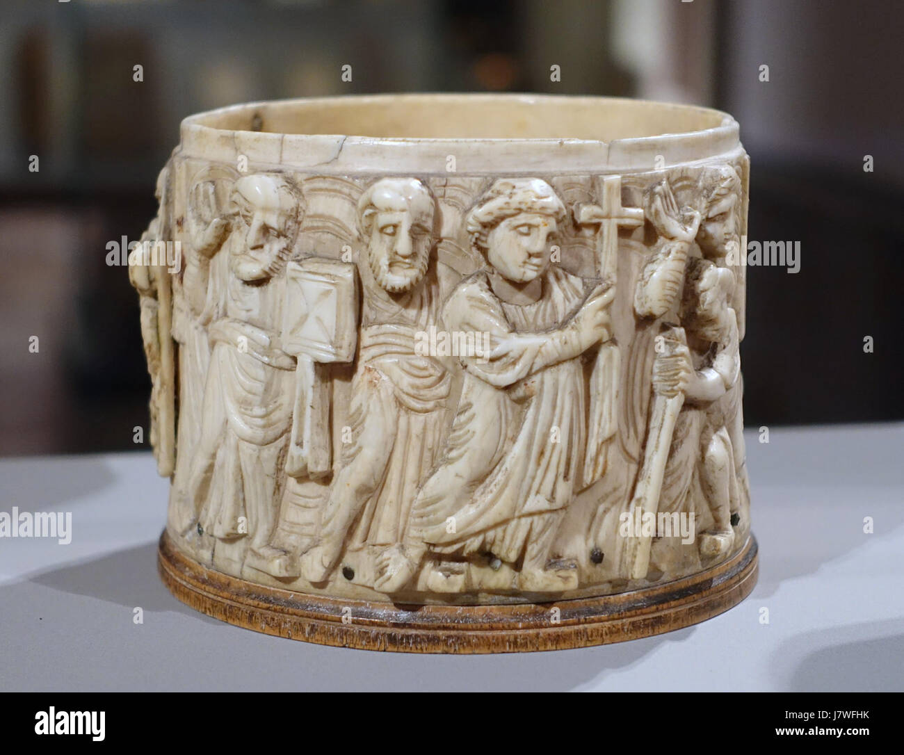 Cette boîte d'ivoire égyptienne du vie siècle (pyxis) représente deux des miracles de guérison du Christ, mettant en valeur l'intersection de l'iconographie chrétienne et des premiers permis égyptiens Banque D'Images