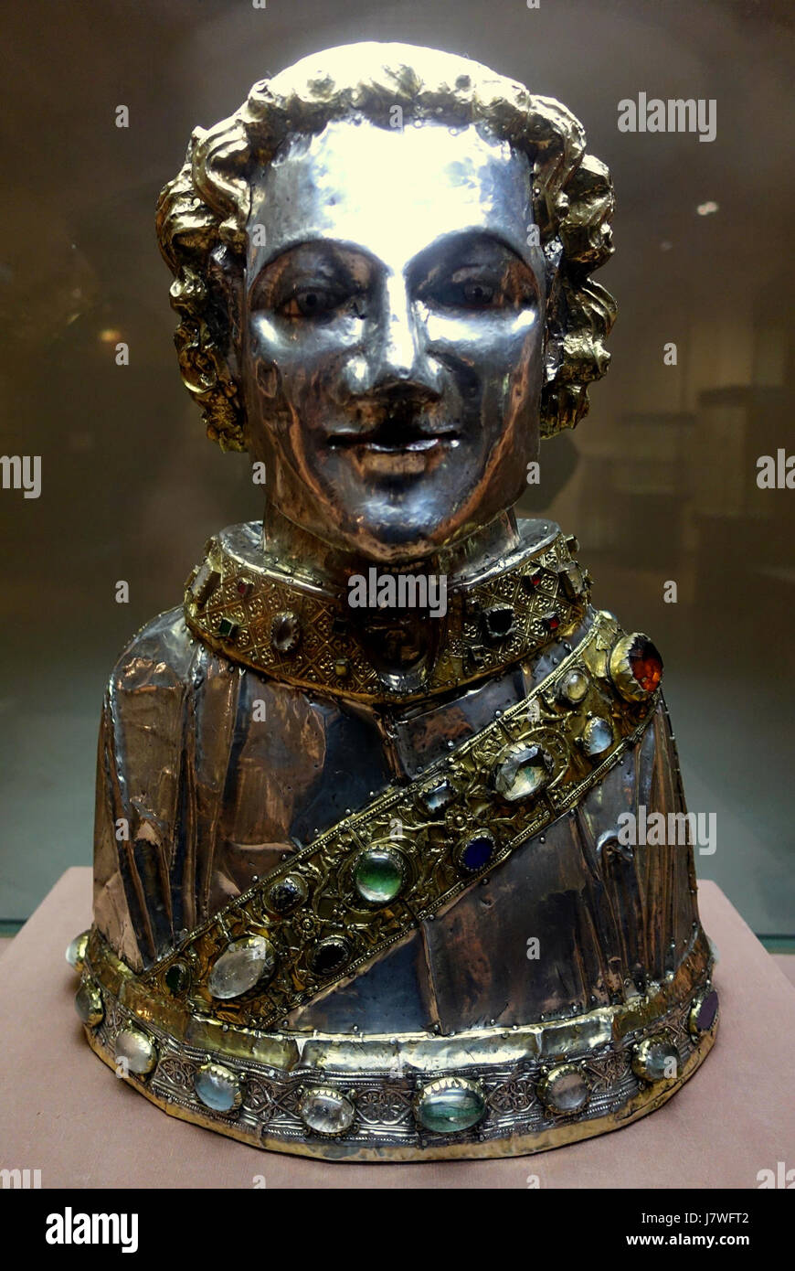 Ce buste de Saint Cyriaque, créé entre 1250-1300 AD, est fait de chêne, d'argent, de cristal et de pierres précieuses. Il est logé dans le musée Herzog Anton Ulrich à Braunschweig, en Allemagne, et est un exemple notable de sculpture religieuse médiévale. Banque D'Images Ce buste de Saint Cyriaque, créé entre 1250-1300 AD, est fait de chêne, d'argent, de cristal et de pierres précieuses. Il est logé dans le musée Herzog Anton Ulrich à Braunschweig, en Allemagne, et est un exemple notable de sculpture religieuse médiévale. Banque D'Images