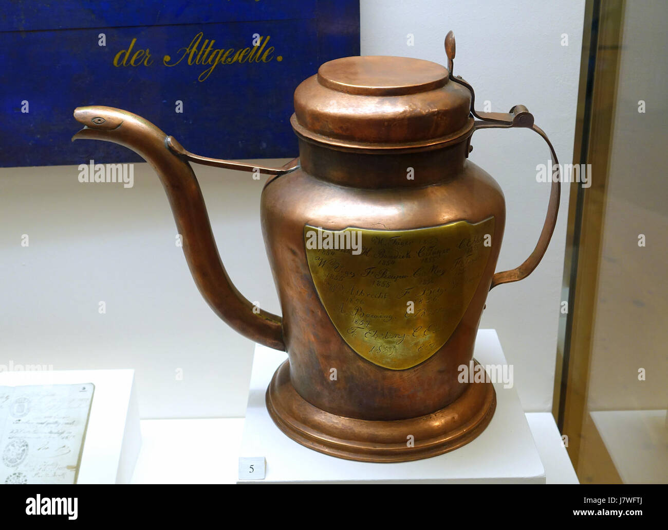 Ce pichet à bière, fabriqué en 1836 et fabriqué en cuivre, étain et laiton, a été utilisé par la Fraternité des couvreurs de Helmstedt. Il est maintenant logé dans le Braunschweigisches Landesmuseum, mettant en valeur l'artisanat du début du XIXe siècle. Banque D'Images
