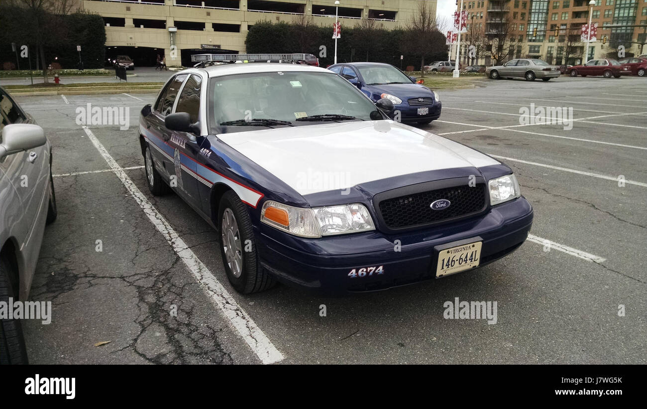 Le Ford Crown Victoria police Interceptor 2009 est un modèle de véhicule de police reconnu pour sa durabilité et son utilisation dans les forces de l'ordre. Cette image montre le véhicule garé au Reston Town Center, Virginie. Banque D'Images