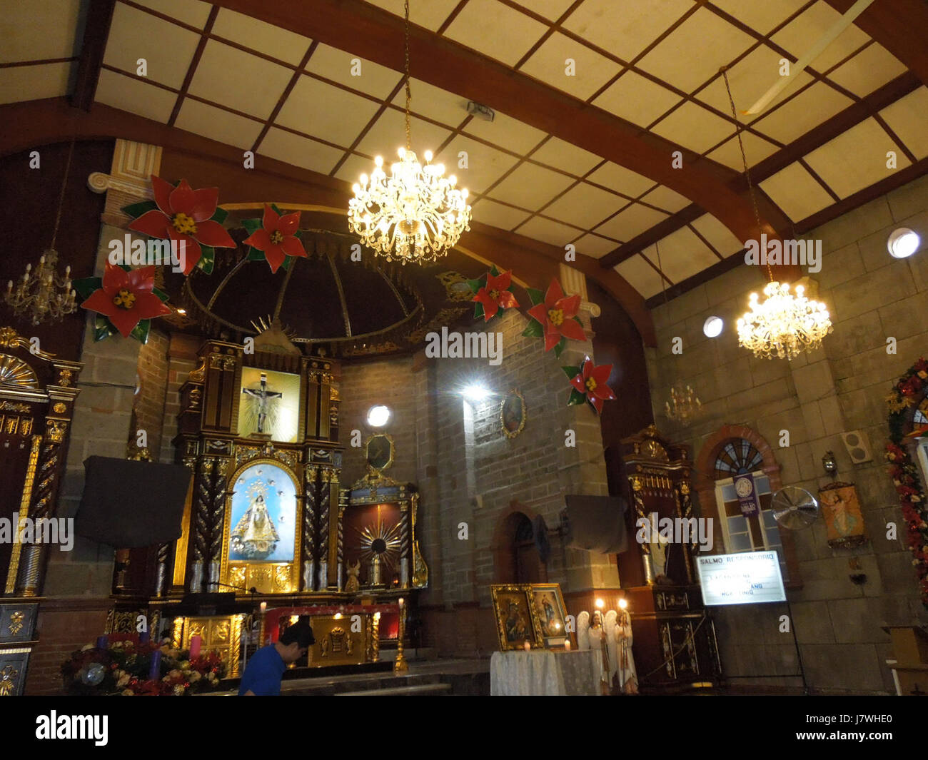 L'intérieur de l'église notre-Dame du Rosaire à Makinabang, Baliuag, Bulacan, Philippines, présente des œuvres d'art religieuses complexes et des éléments de conception d'église traditionnels qui reflètent la culture et la foi locales. Banque D'Images