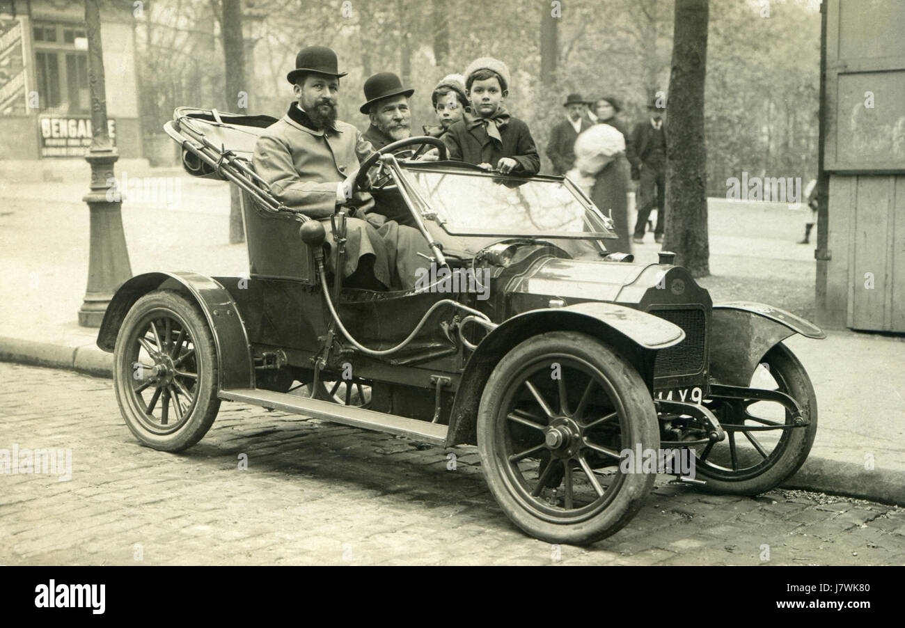 Cette image montre une voiture Brouhot de 1910 à Paris, mettant en valeur le design automobile du début du XXe siècle. La voiture représente les avancées technologiques de l'époque et la naissance de l'automobile moderne en Europe. Banque D'Images