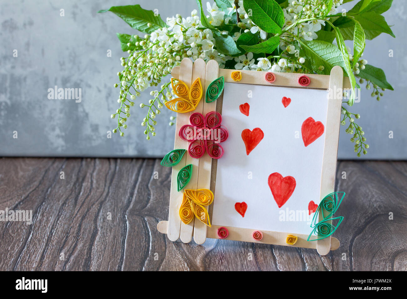Cadeaux Pour Enfants A Partir De Batons De Bois Cadre Photo Carte De Souhaits D Anniversaire Sur Le Bureau Fait Main Projet De La Creativite Des Enfants Artisanat L Artisanat Fo Photo Stock Cadeaux Pour Enfants A Partir De Batons De Bois Cadre Photo Carte De Souhaits D Anniversaire Sur Le Bureau Fait Main Projet De La Creativite Des Enfants Artisanat L Artisanat Fo Photo Stock
