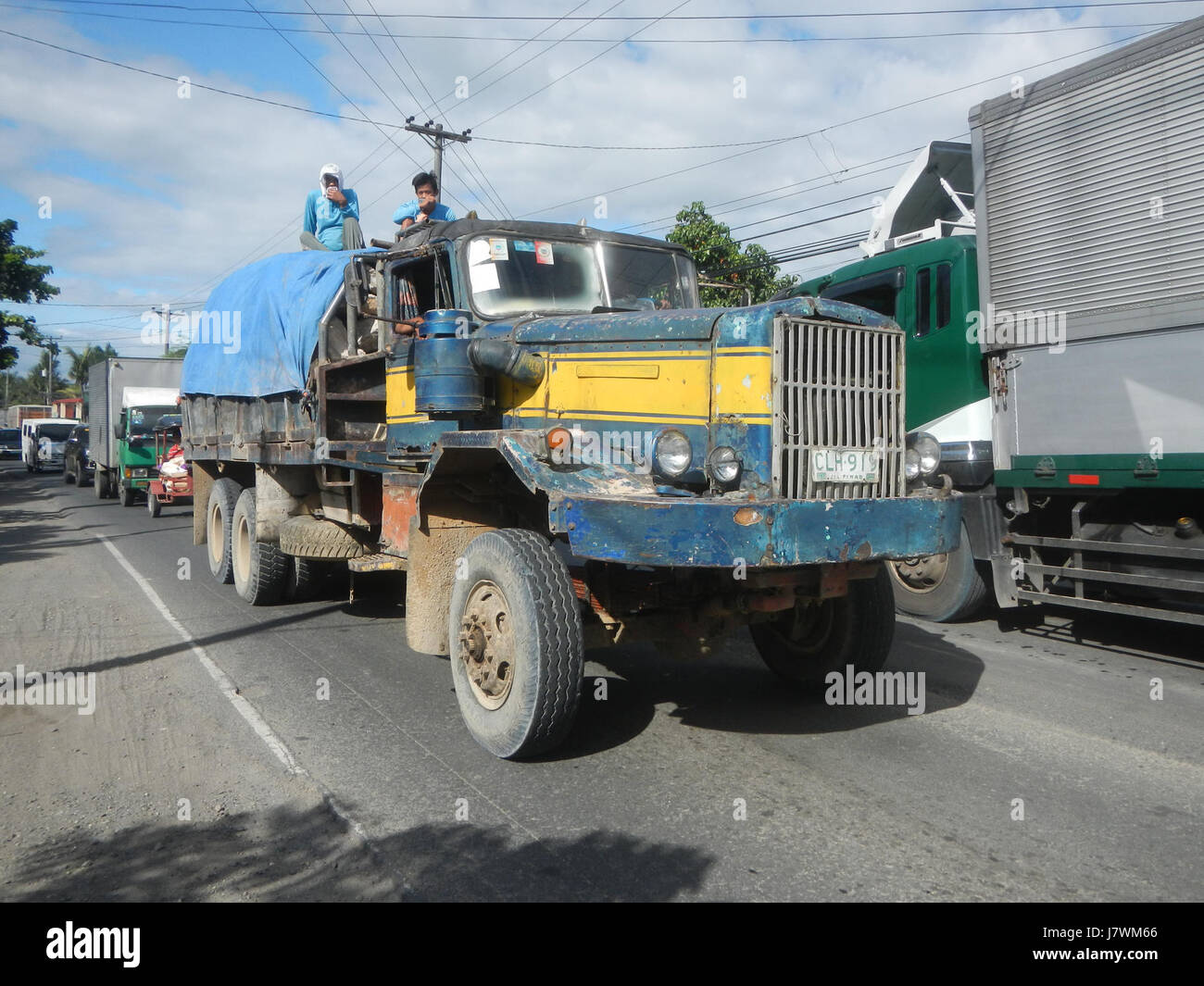 Cette image met en évidence les embouteillages à Matimbubong Sapang Putol, San Ildefonso, Bulacan. La scène reflète les défis communs rencontrés dans les transports urbains et les infrastructures dans la région. Banque D'Images
