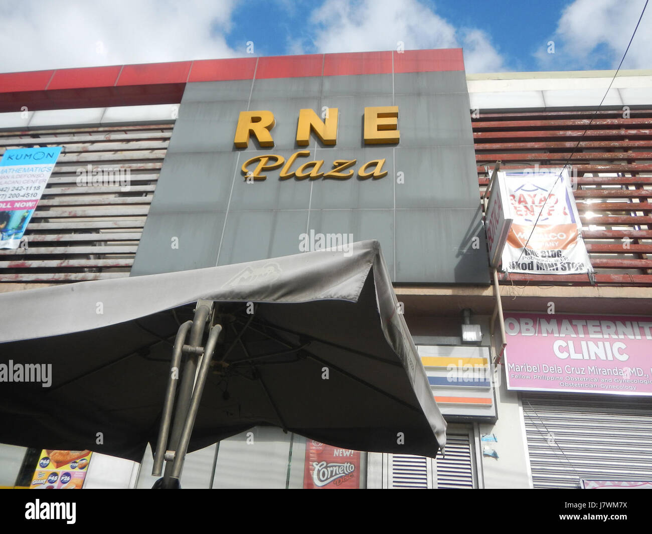 Cette image montre les embouteillages lourds à Matimbubong Sapang Putol, San Ildefonso, Bulacan, un problème urbain typique de la région, affectant les transports et la vie quotidienne. Banque D'Images