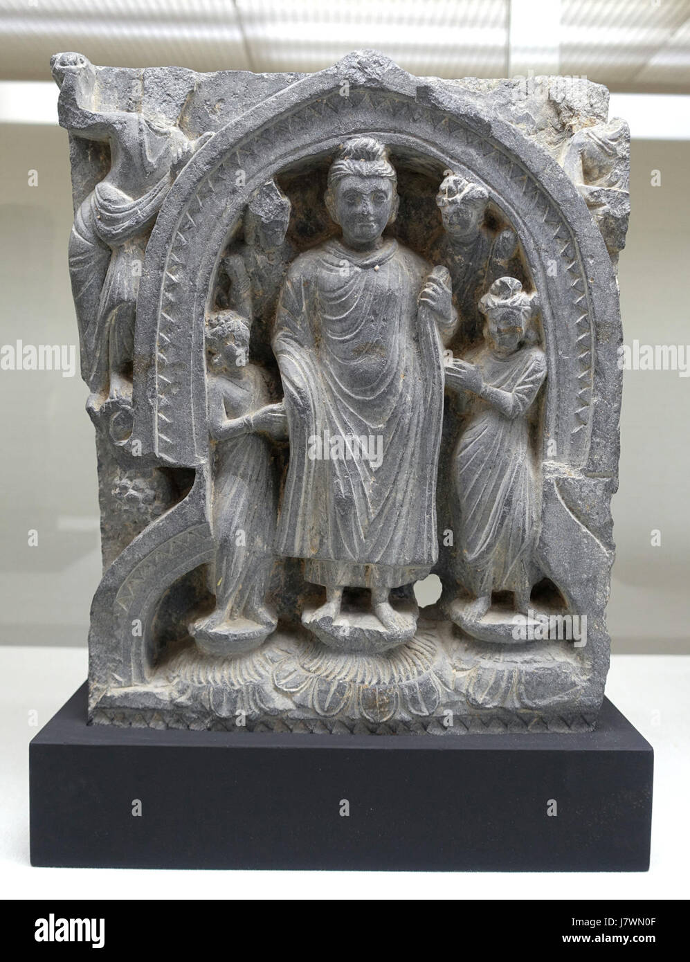 Cette sculpture, représentant la visite de Bouddha à sa famille à Kapilavastu, date du IIIe siècle après JC, fabriquée à partir de schiste gris et actuellement conservée au Musée d'Art Matsuoka de Tokyo. Banque D'Images Cette sculpture, représentant la visite de Bouddha à sa famille à Kapilavastu, date du IIIe siècle après JC, fabriquée à partir de schiste gris et actuellement conservée au Musée d'Art Matsuoka de Tokyo. Banque D'Images