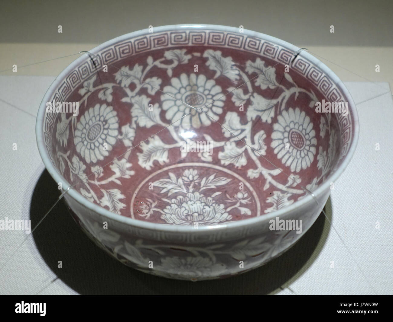 Bol avec les gens et du chrysanthème faites défiler la conception, la Chine, fours de Jingdezhen, dynastie Ming, Hongwu, période 1368 1398 AD, blanc sur rouge cuivre sous glaçure Matsuoka Museum of Art, Tokyo, Japon DSC07271 Banque D'Images Bol avec les gens et du chrysanthème faites défiler la conception, la Chine, fours de Jingdezhen, dynastie Ming, Hongwu, période 1368 1398 AD, blanc sur rouge cuivre sous glaçure Matsuoka Museum of Art, Tokyo, Japon DSC07271 Banque D'Images
