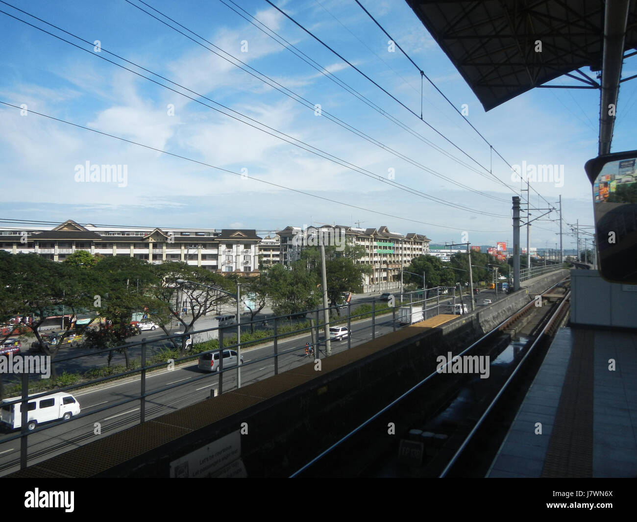 Cette image capture la station Santolan LRT sur Marcos Highway, mettant en valeur la station de transport en commun animée dans le cadre du vaste réseau de transport dans le Grand Manille. Banque D'Images