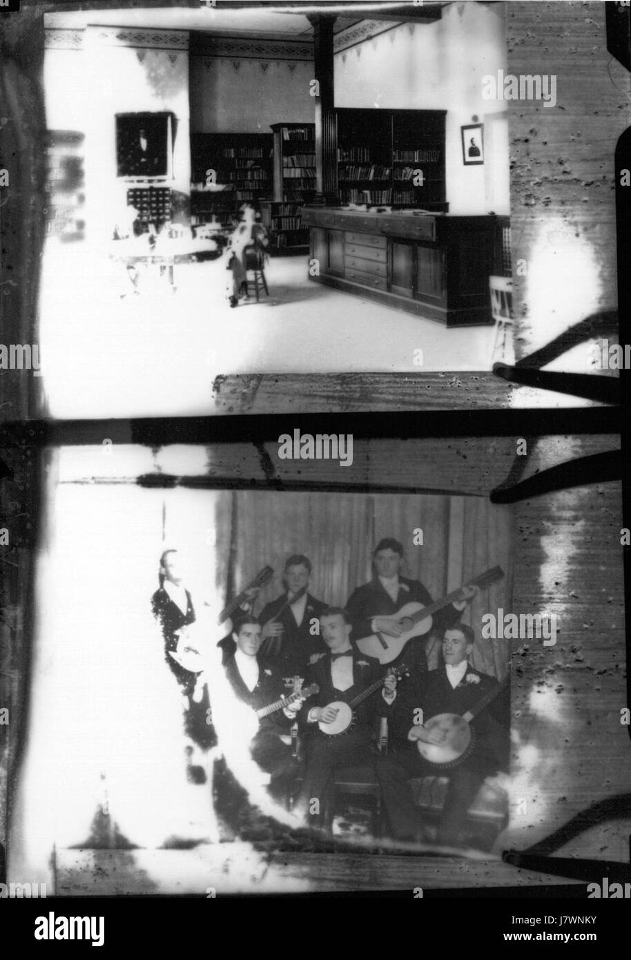 Cette photographie composite capture un moment historique avec une ancienne salle de bibliothèque et un portrait de groupe Mandolin Club de 1890, offrant un aperçu de la vie culturelle de l'époque. Banque D'Images