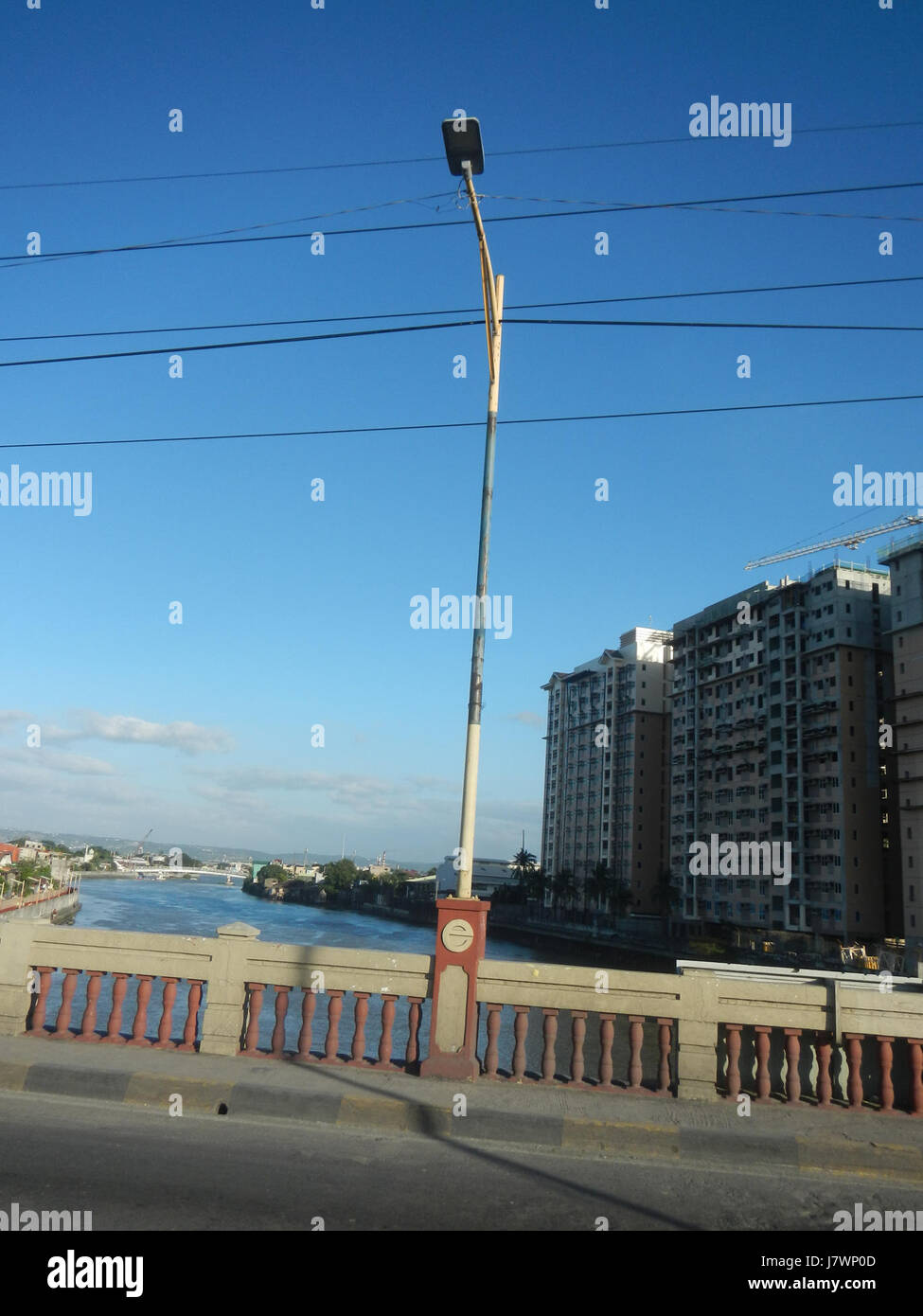 Cette image représente les pipelines Maynilad près de la région de San Joaquin et le pont Bambang sur la rivière Pasig, mettant en évidence les infrastructures clés pour l'approvisionnement en eau de la ville de Pasig. Banque D'Images