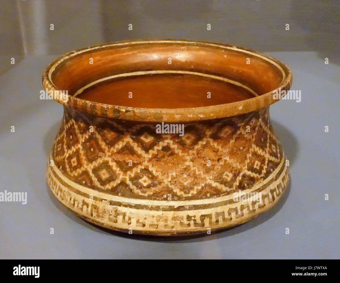 Ce bol en faïence péruvienne de 1300 AD, découvert sur la côte sud d'ICA, présente une décoration de glaçage glissant. Il présente les techniques de céramique avancées des cultures péruviennes anciennes, aujourd'hui hébergées au Musée d'art Krannert, UIUC. Banque D'Images Ce bol en faïence péruvienne de 1300 AD, découvert sur la côte sud d'ICA, présente une décoration de glaçage glissant. Il présente les techniques de céramique avancées des cultures péruviennes anciennes, aujourd'hui hébergées au Musée d'art Krannert, UIUC. Banque D'Images