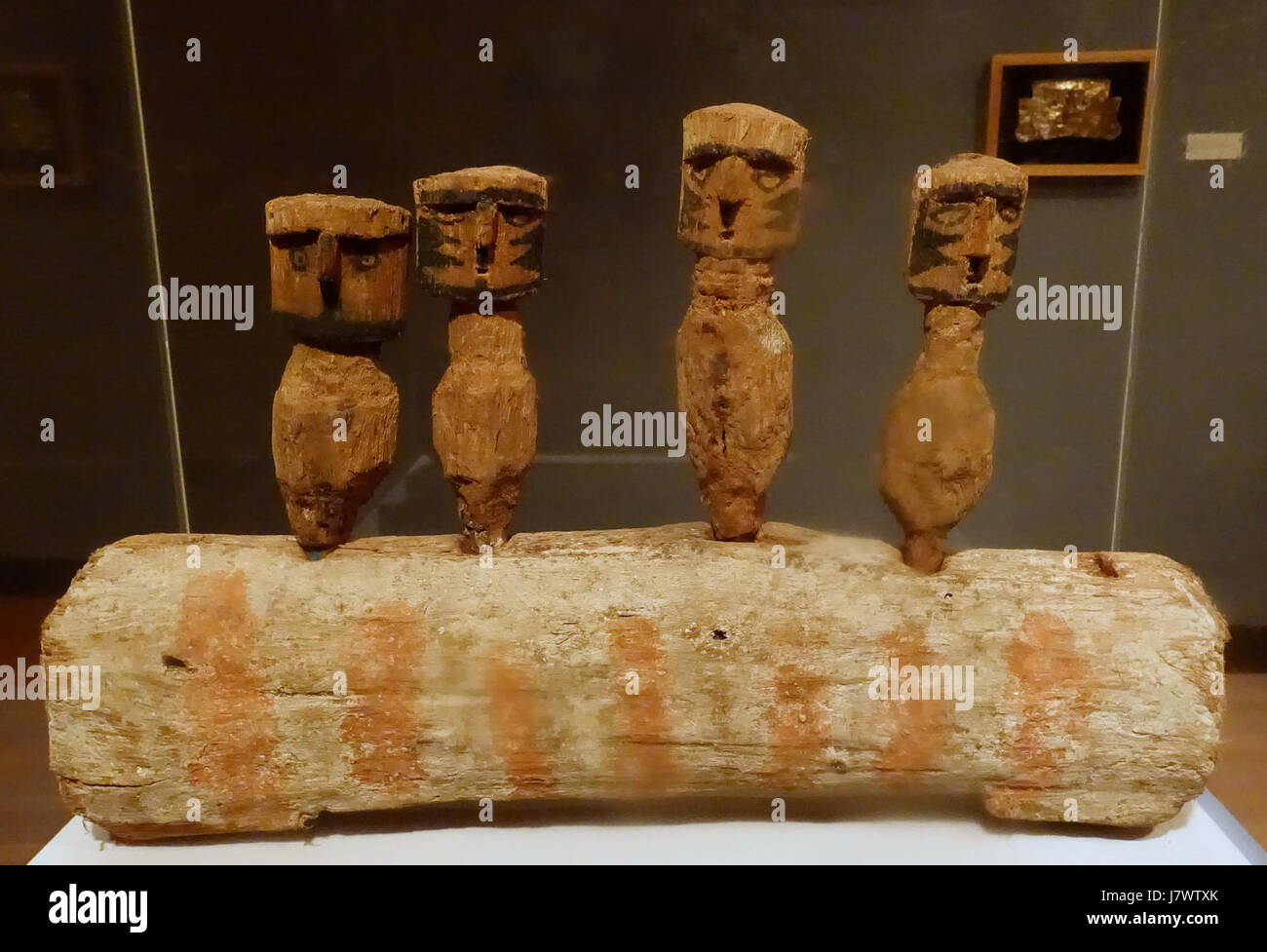 Bar avec figurines, Pérou, Chancay, central coast, ch. 1000 AD 1470, bois, pigment Krannert Art Museum, UIUC DSC06397 Banque D'Images Bar avec figurines, Pérou, Chancay, central coast, ch. 1000 AD 1470, bois, pigment Krannert Art Museum, UIUC DSC06397 Banque D'Images
