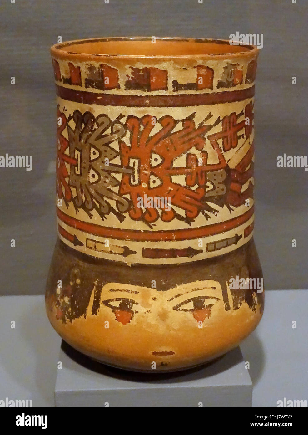 Ce bécher du Pérou, datant de la fin de la période Nasca (c. 500 AD), présente un visage féminin et des têtes de trophées. Fabriqué en faïence avec glaçage glissant, il est logé dans le Krannert Art Museum et présente l'ancien péruvien Banque D'Images Ce bécher du Pérou, datant de la fin de la période Nasca (c. 500 AD), présente un visage féminin et des têtes de trophées. Fabriqué en faïence avec glaçage glissant, il est logé dans le Krannert Art Museum et présente l'ancien péruvien Banque D'Images