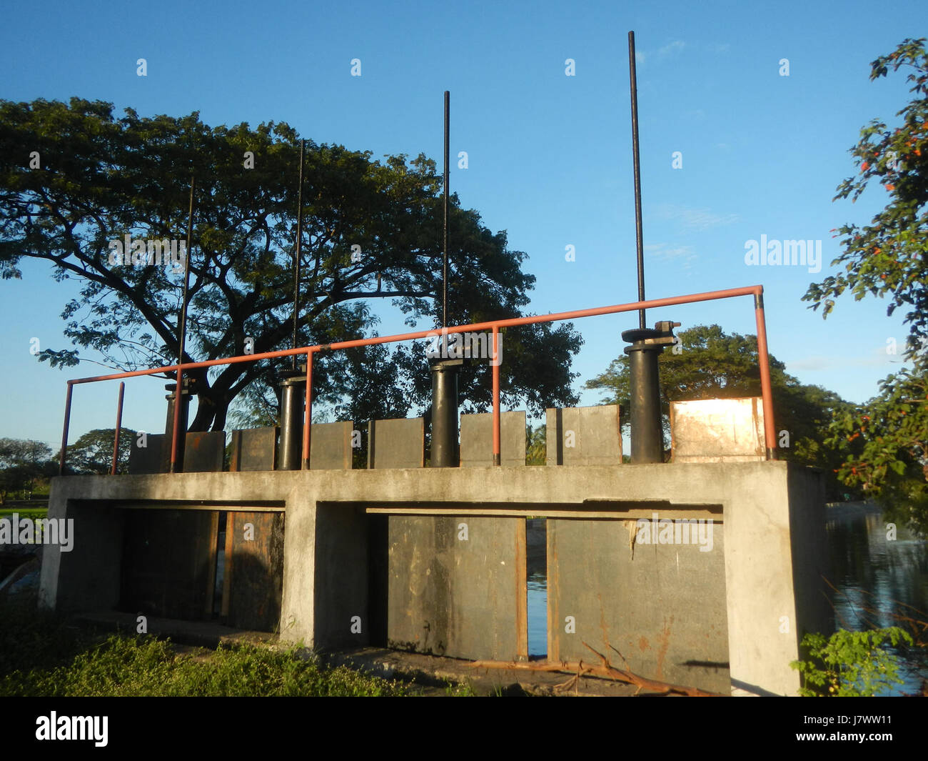Cela fait référence au paysage rural de Sabang, Baliuag, Bulacan, caractérisé par des rizières, des prairies et des systèmes d'irrigation qui soutiennent l'agriculture locale, avec des ponts permettant d'accéder à la région. Banque D'Images
