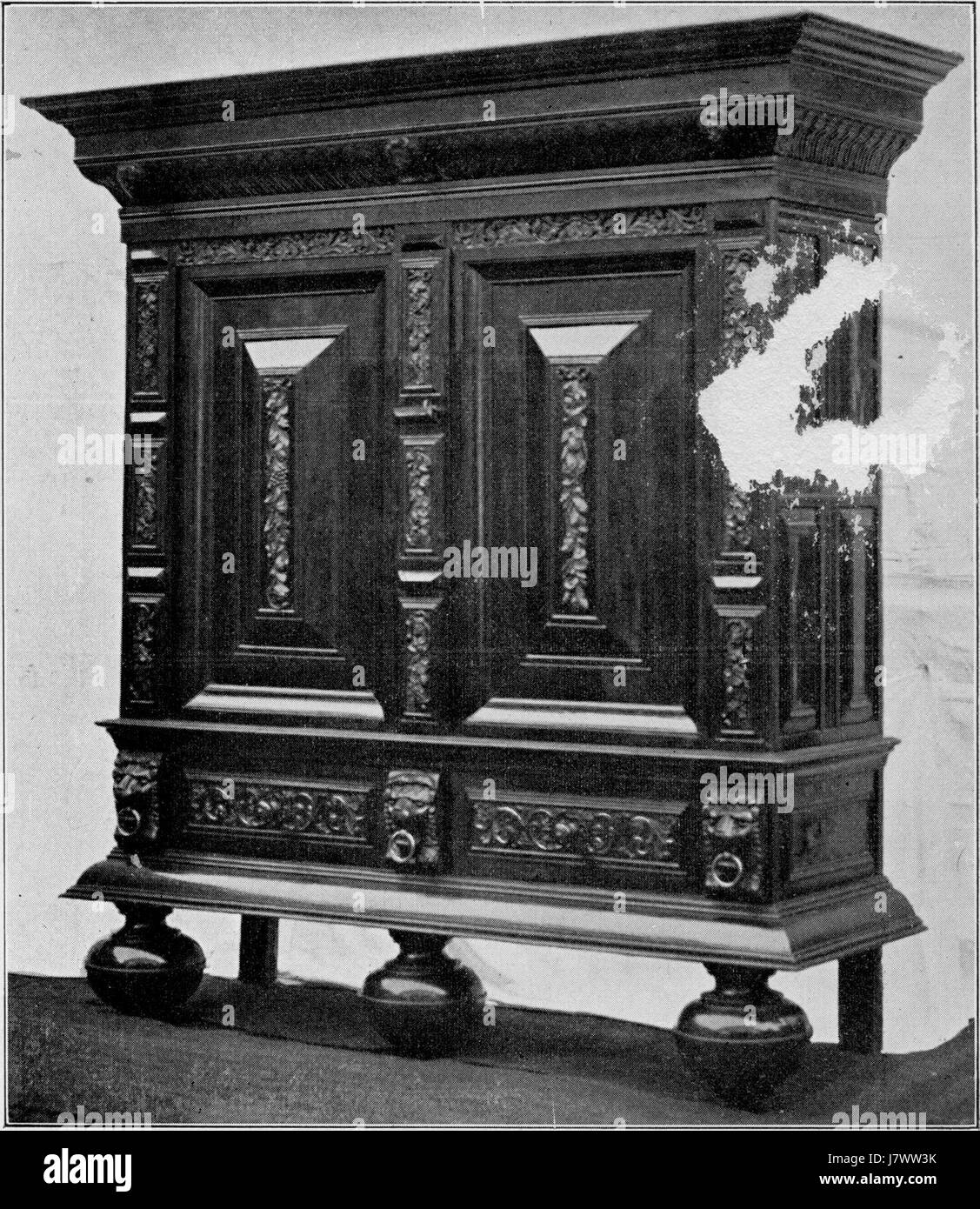 L'armoire '0473' est une armoire en bois détaillée conçue pour un rangement pratique et à des fins décoratives. Cette armoire combine la fonctionnalité avec l'artisanat traditionnel, offrant amplement d'espace pour les vêtements et les articles ménagers tout en améliorant l'attrait esthétique de n'importe quelle pièce. Banque D'Images