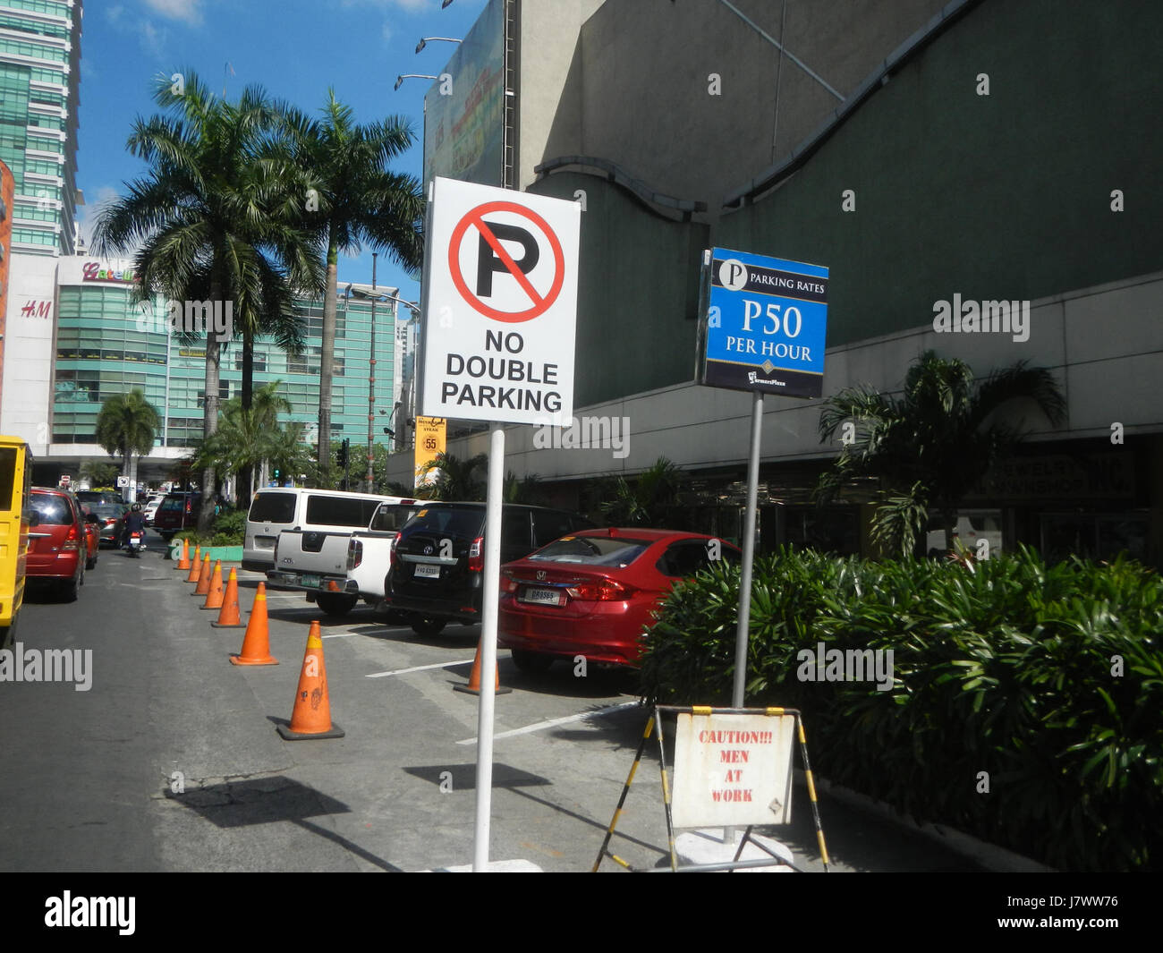 Le Centre Araneta à Cubao, Quezon City, est un centre commercial et de divertissement majeur. Cet emplacement accueille divers commerces de détail, restaurants et lieux d'événements. Banque D'Images