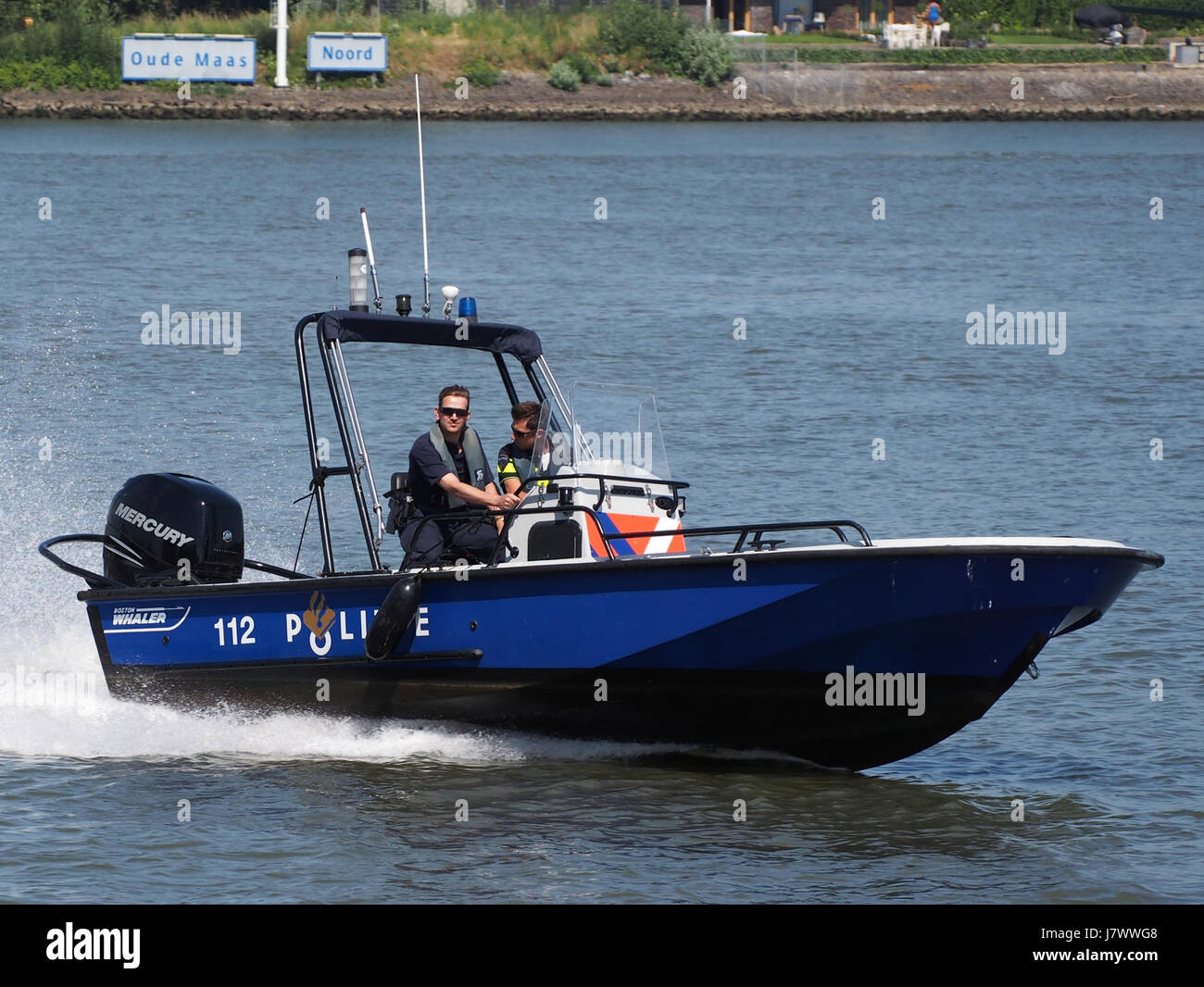 Il s'agit d'un hors-bord de la police néerlandaise patrouillant le fleuve Oude Maas dans le nord des pays-Bas. L'utilisation des hors-bord souligne le rôle des forces de l'ordre dans la patrouille fluviale et le maintien de la sécurité. Banque D'Images