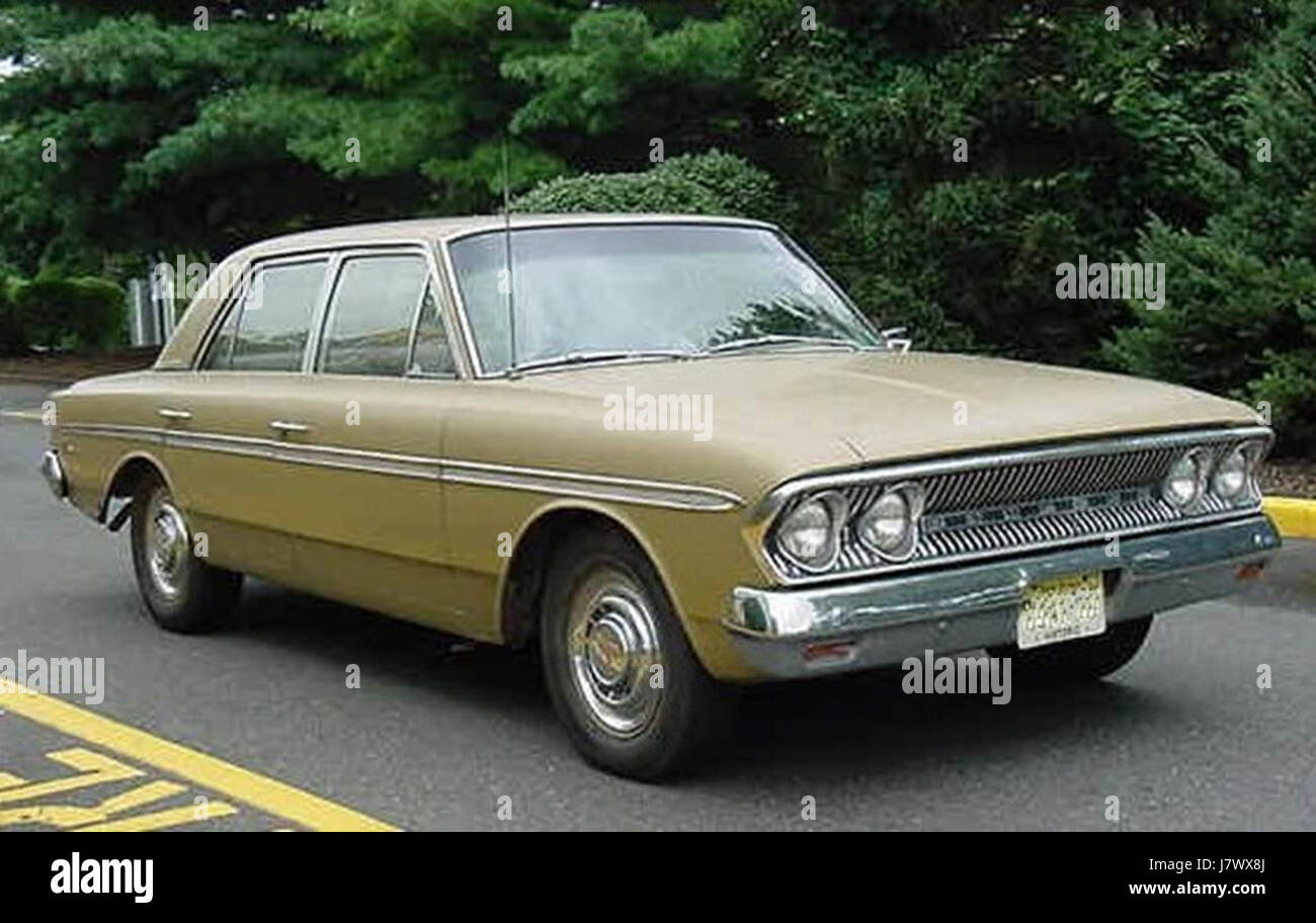 1963 Rambler Classic 770 d'or à quatre portes NJ redimensionnée Banque D'Images