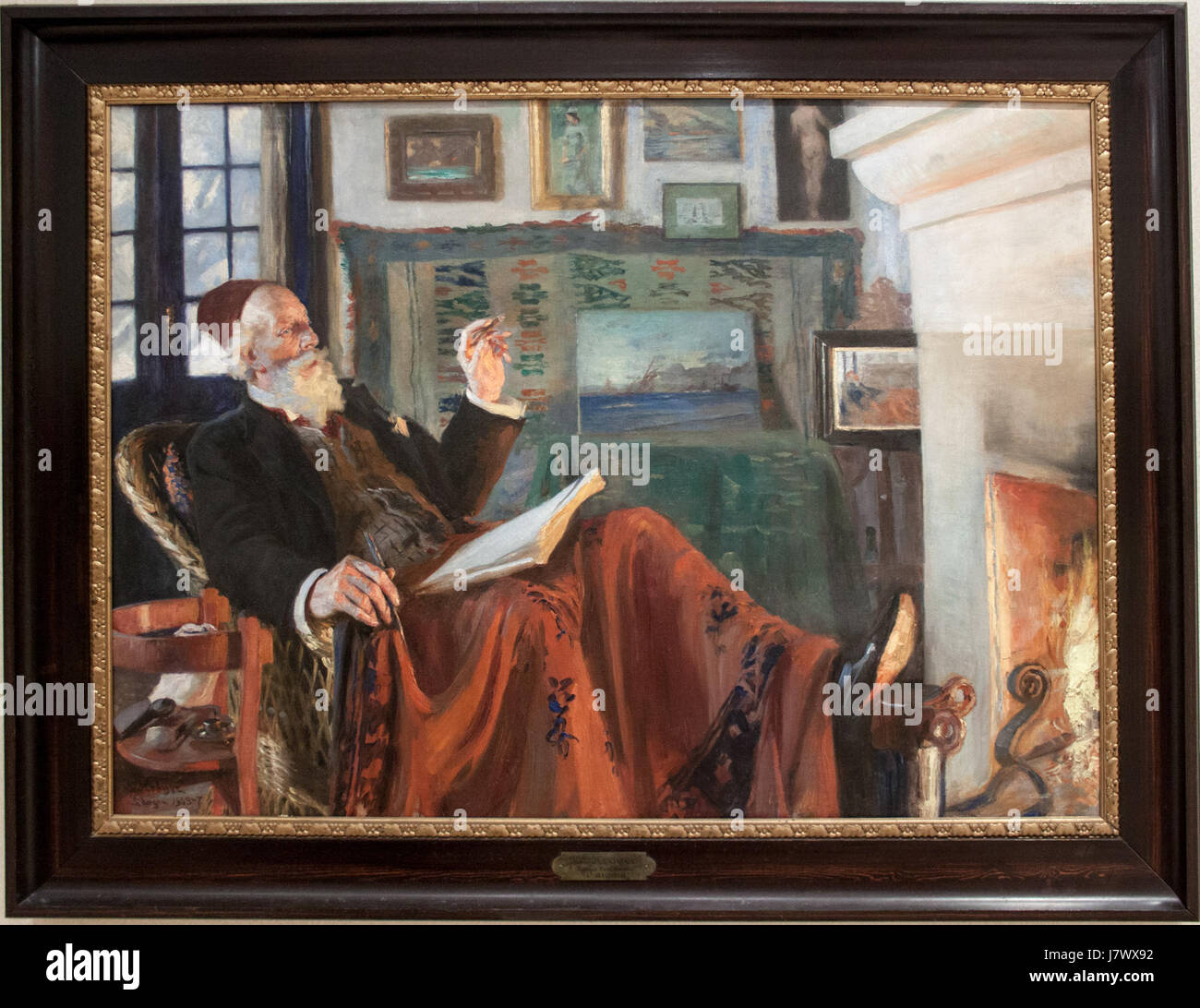 'By the Fireside' de P. S. Kroyer est une peinture à l'huile capturant une scène domestique chaleureuse, mettant en vedette une figure dans un cadre confortable et intime. L'œuvre met en valeur la beauté tranquille de la vie quotidienne, avec une attention particulière à la lumière et à l'atmosphère. Banque D'Images