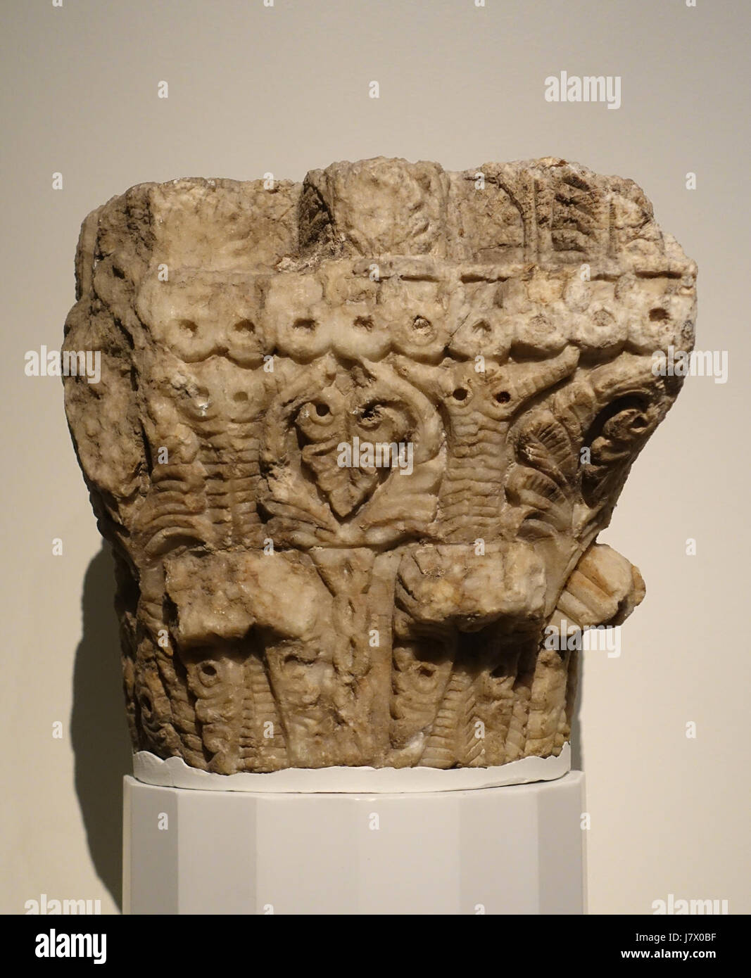 Une capitale de colonne de marbre de Syrie, datant de la fin du VIIe au début du VIIIe siècle après JC. Cet artefact fait partie d’une collection du Musée Aga Khan de Toronto, Canada, offrant un aperçu de l’architecture de la Syrie historique. Banque D'Images