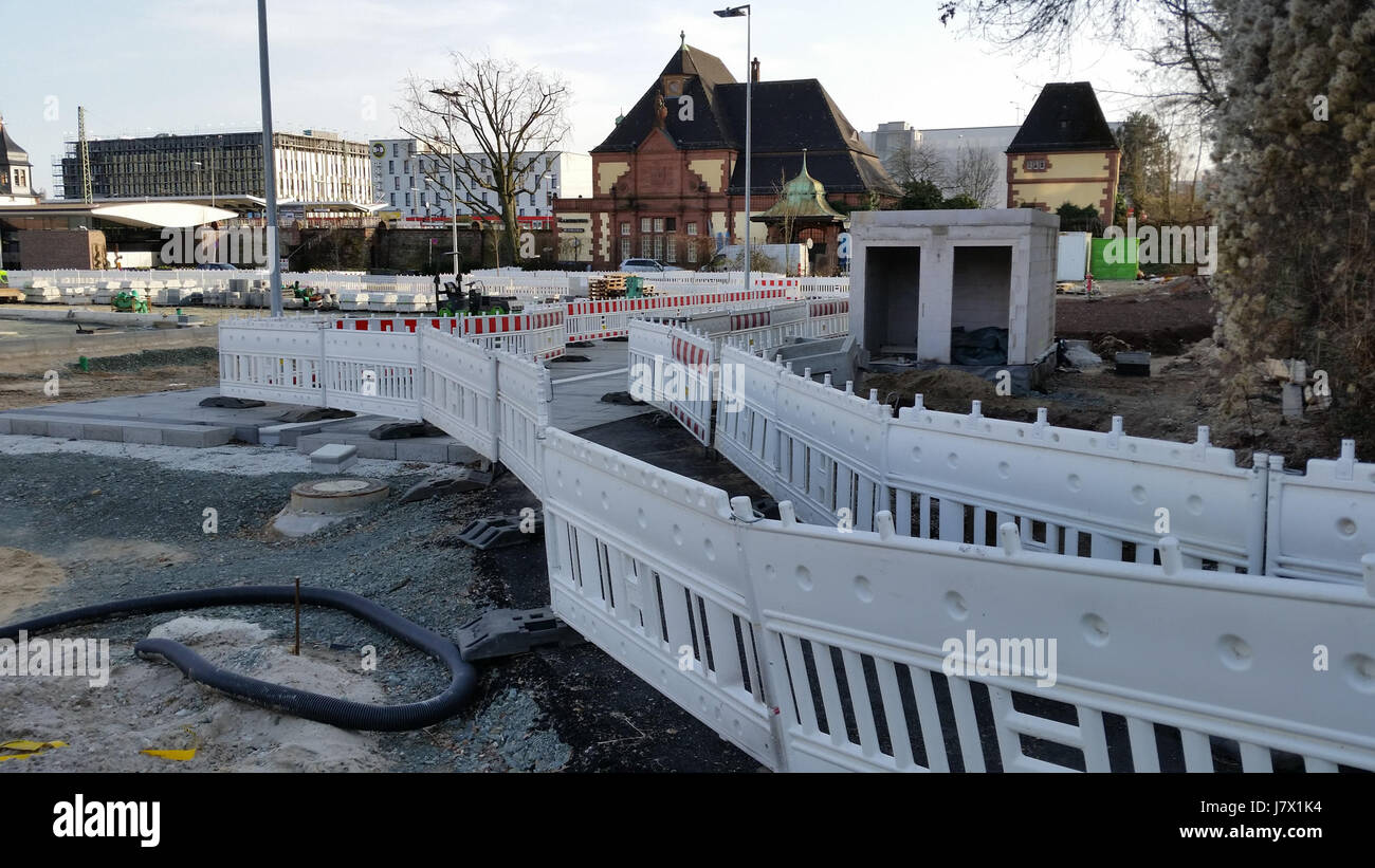 Il s'agit de la gare routière de Bad Homburg, en Allemagne. Plaque tournante des transports, la busbahnhof est un point essentiel pour les transports publics locaux et régionaux, reliant la ville à des régions plus larges. Banque D'Images