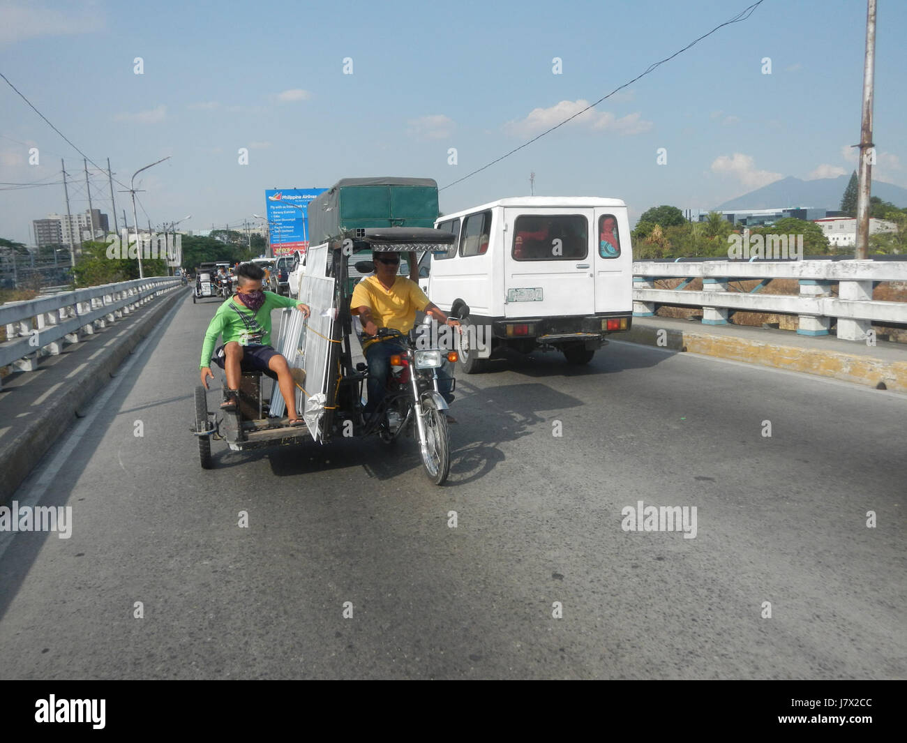 La passerelle piétonne Marquee Mall est un lien de transport clé à Angeles City, Pampanga. Il relie différentes zones du centre commercial et facilite le passage sécuritaire pour les piétons, améliorant ainsi l'infrastructure de la zone et la circulation. Banque D'Images